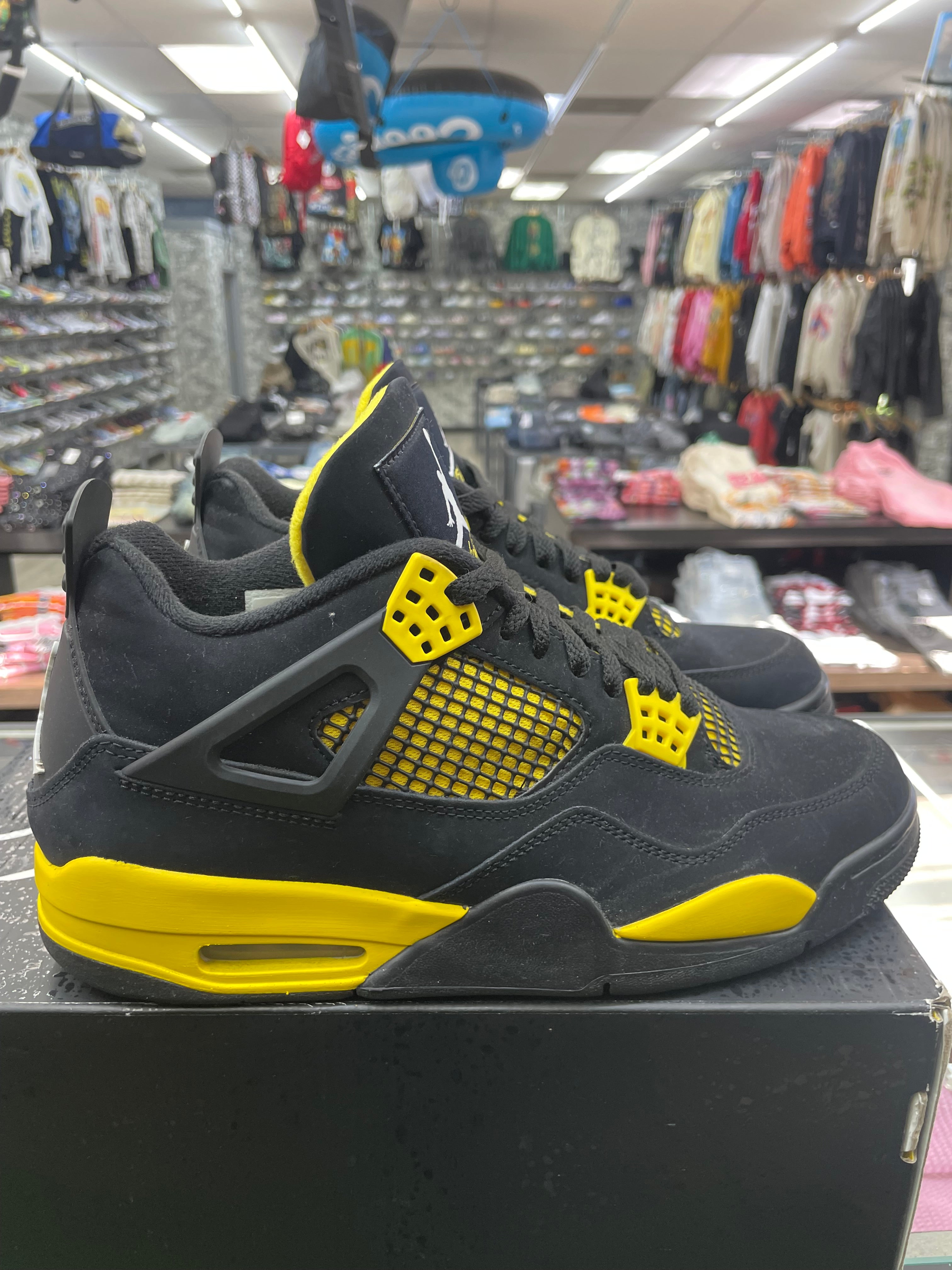 Air Jordan Retro 4 “Thunder” *Size 9 Preowned*
