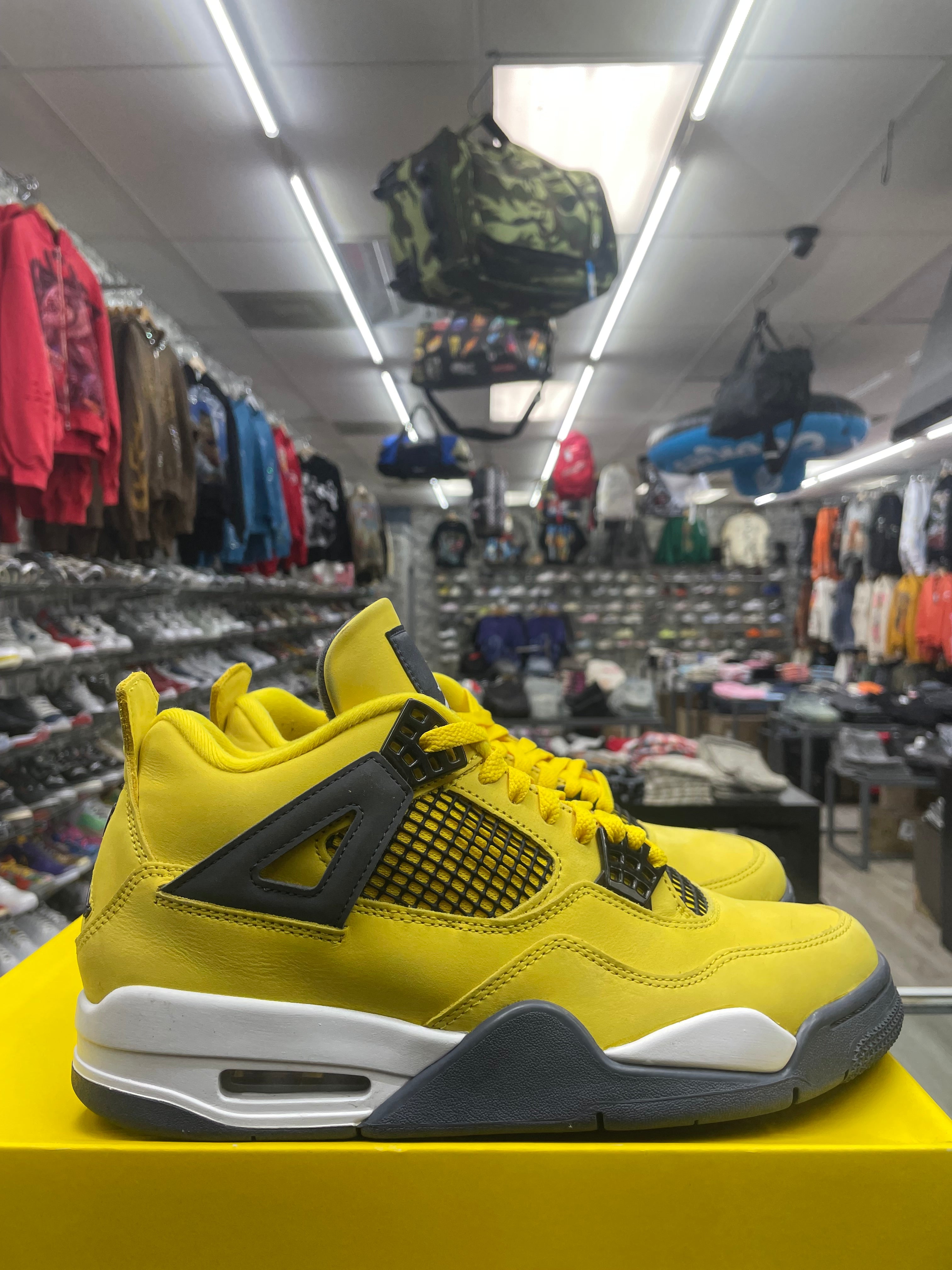 Air Jordan Retro 4 “Lighting” *Size 9.5 Preowned*