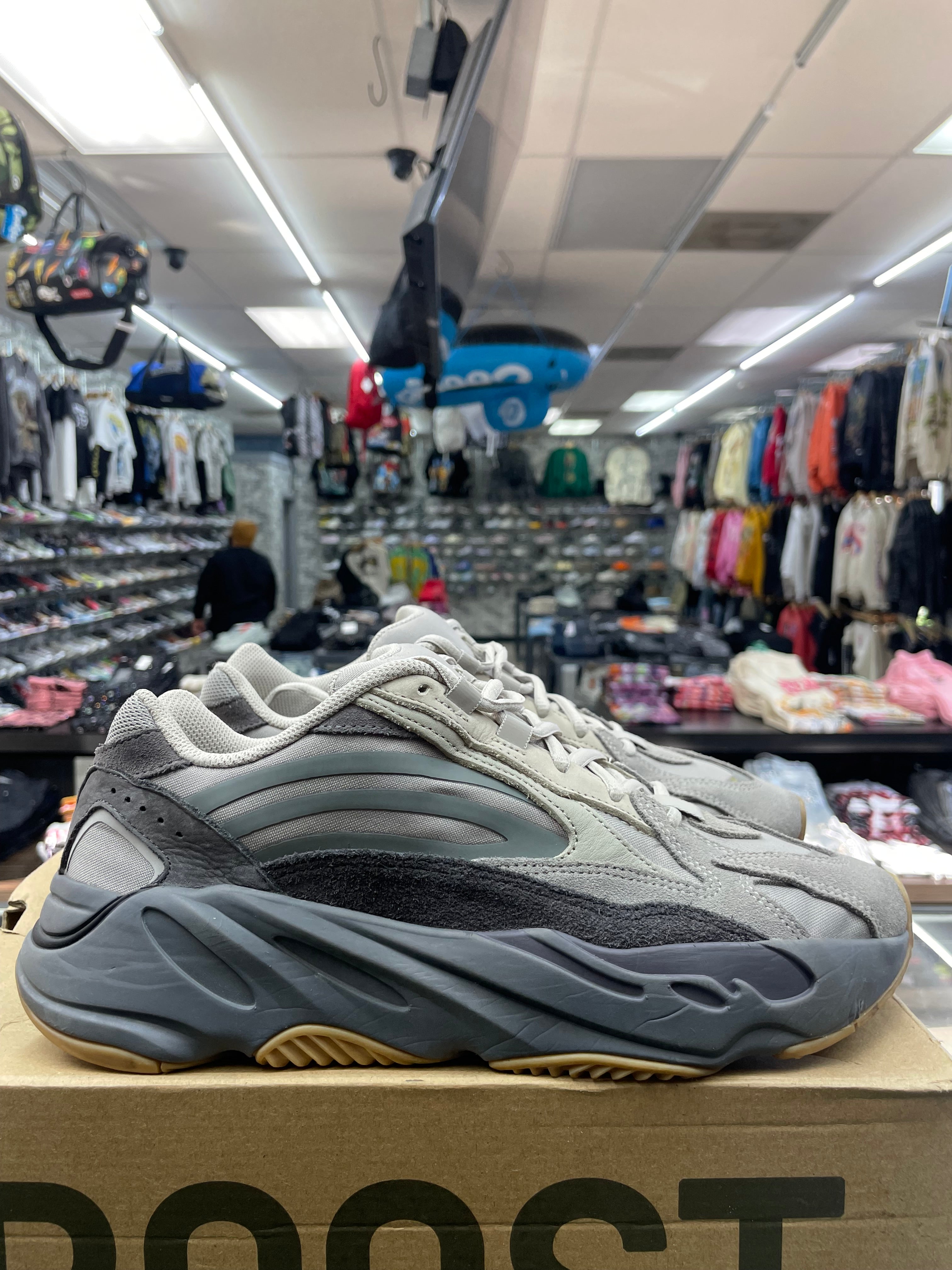 Yeezy Boost 700 “Mauve” *Size 9 Preowned*