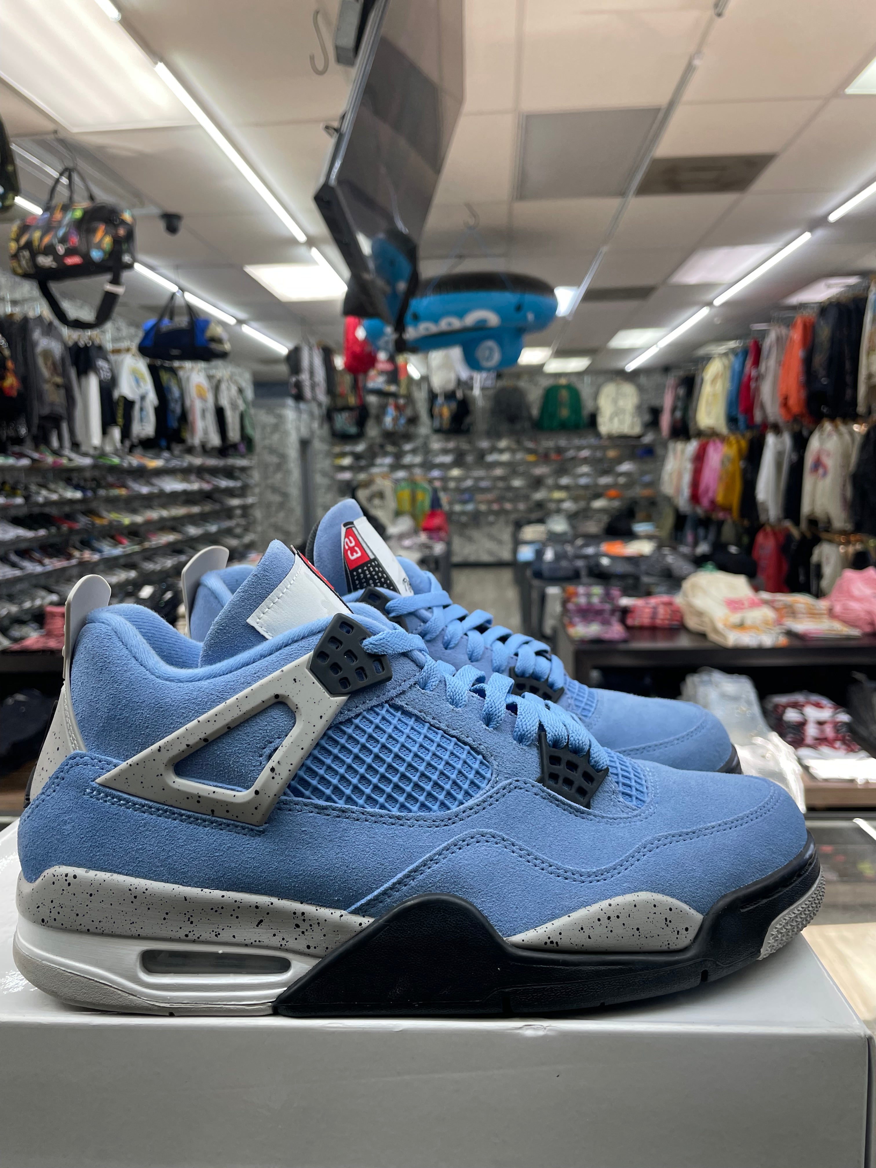 Air Jordan Retro 4 “University Blue” *Size 10 Preowned*