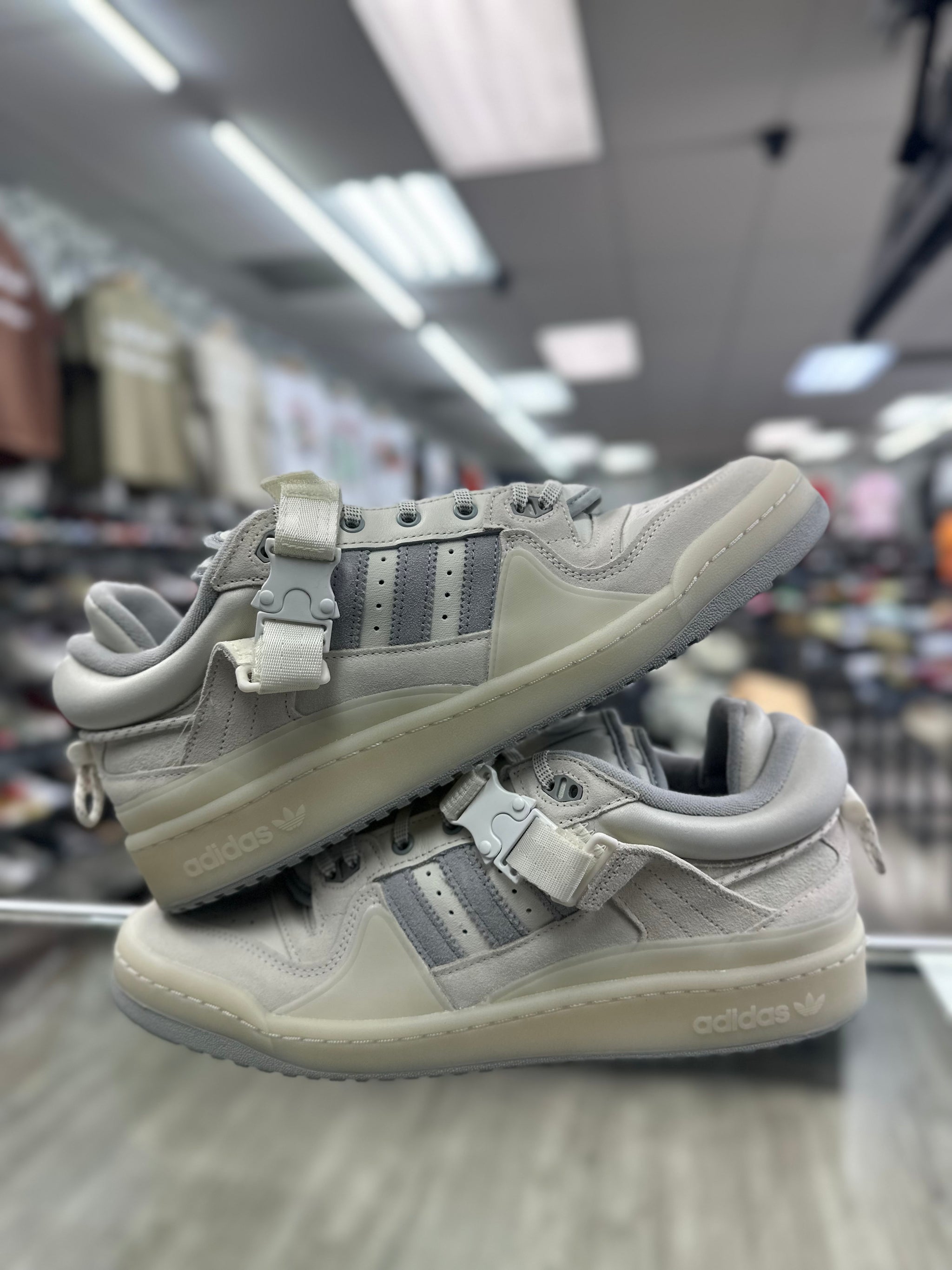 Adidas Forum Buckle Low outlets "WHITE" x Bad Bunny EU 44