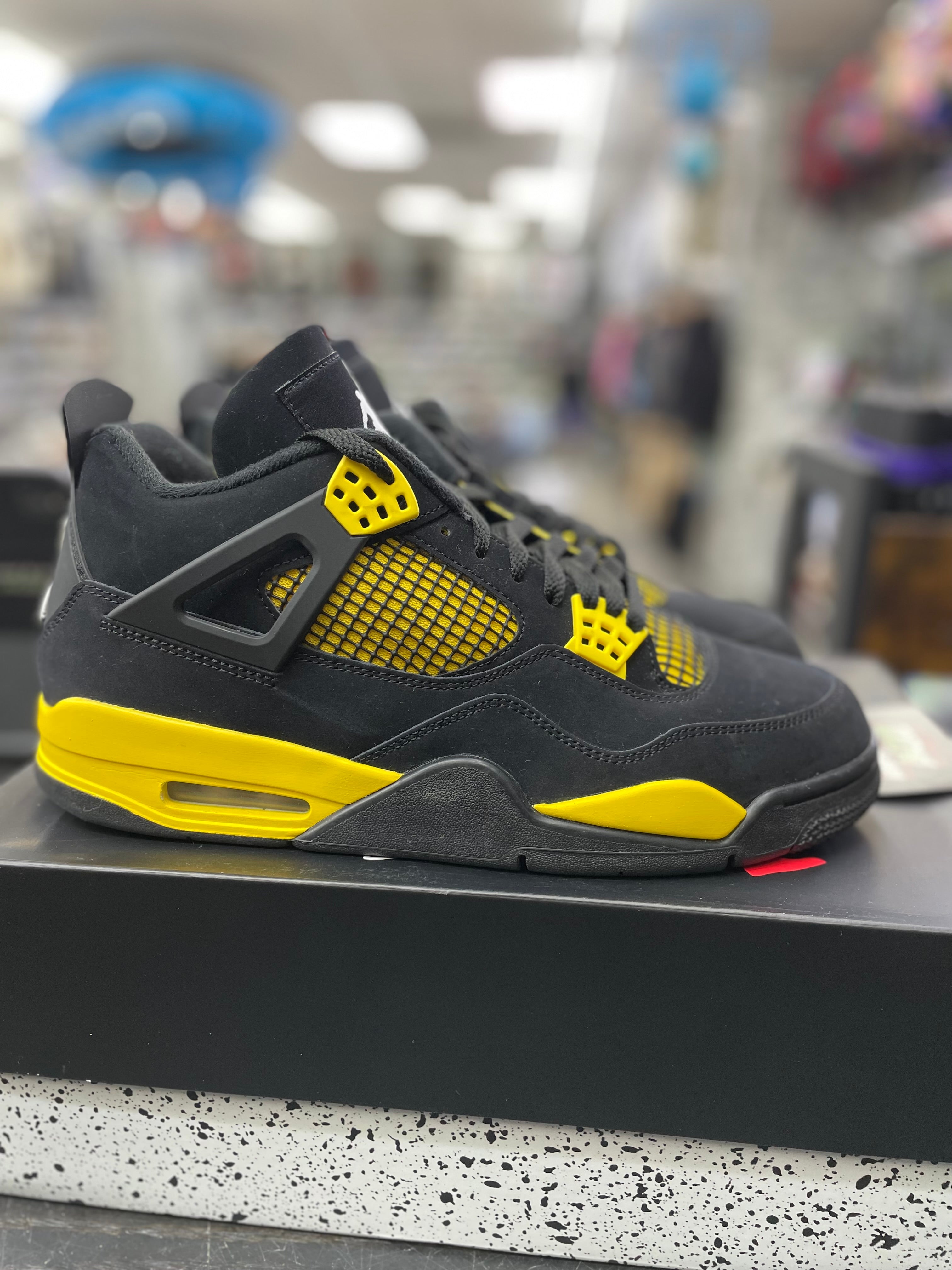 Air Jordan Retro 4 "Thunder" *Size 11.5 Preowned*