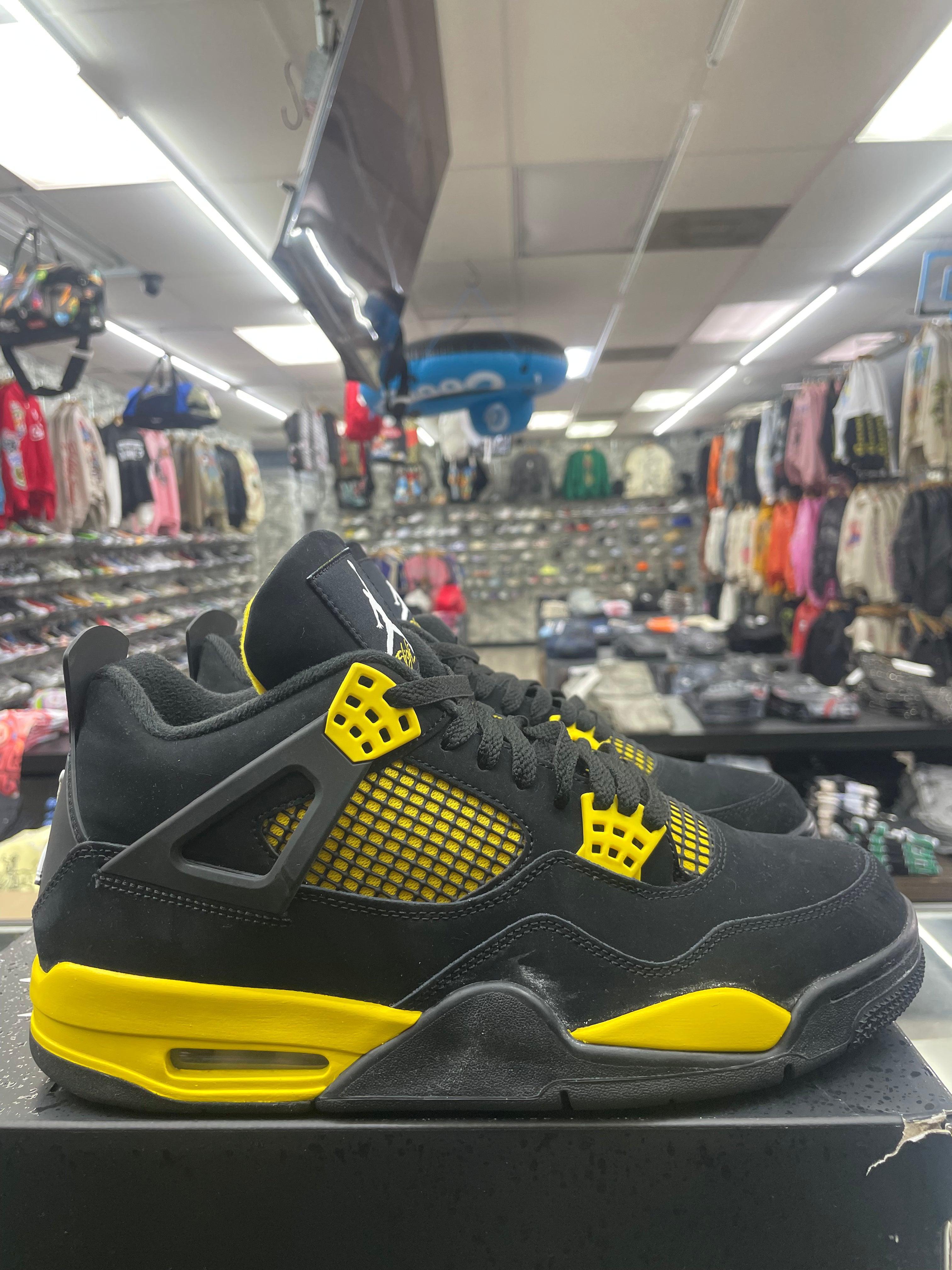 Air Jordan Retro 4 “Thunder” *Size 11 Preowned*