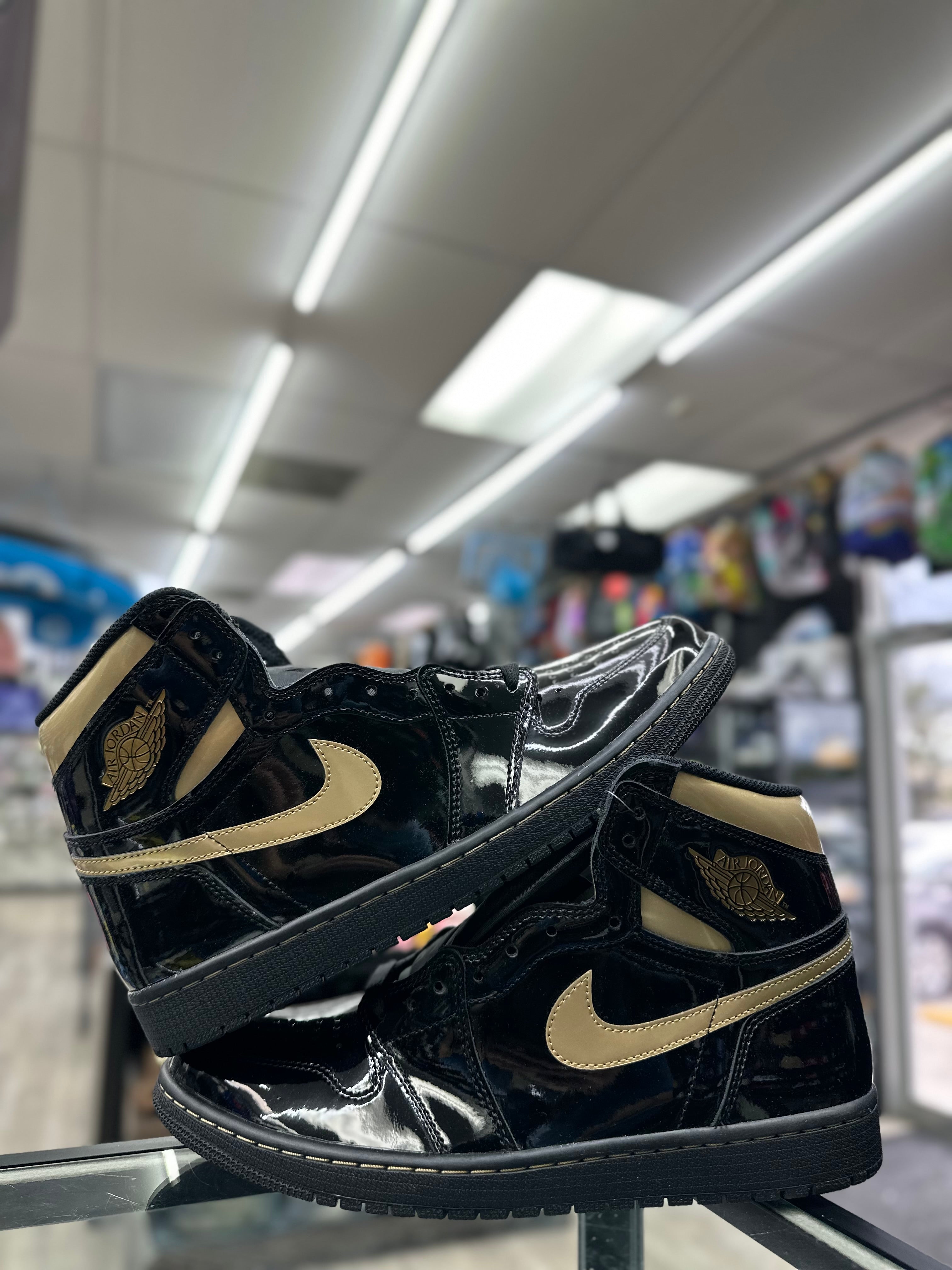 Air Jordan 1 ”Black Metallic Gold" 555088-032