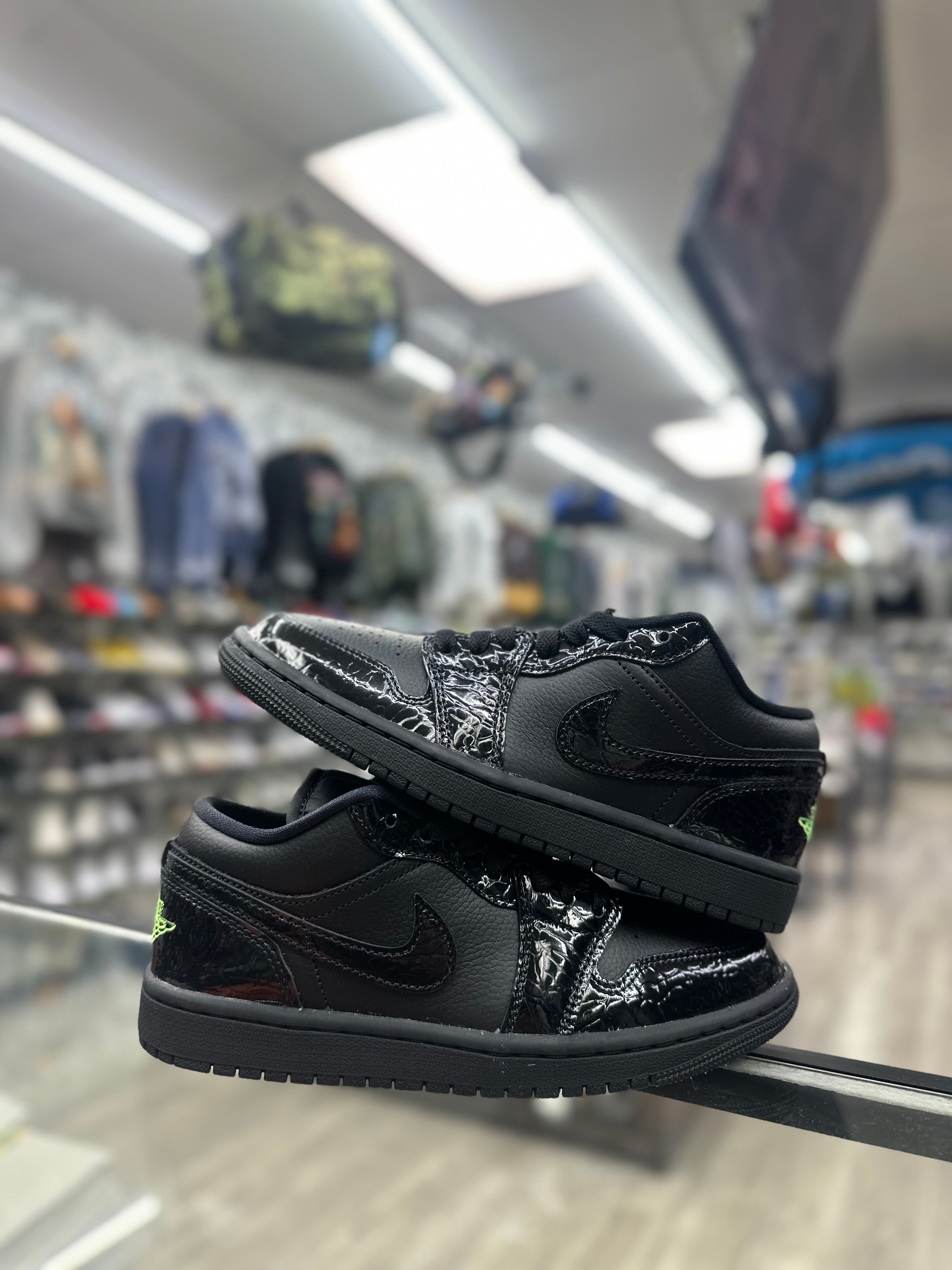 Air Jordan 1 Low Se “Black/ Scream Green" IQ9701-010