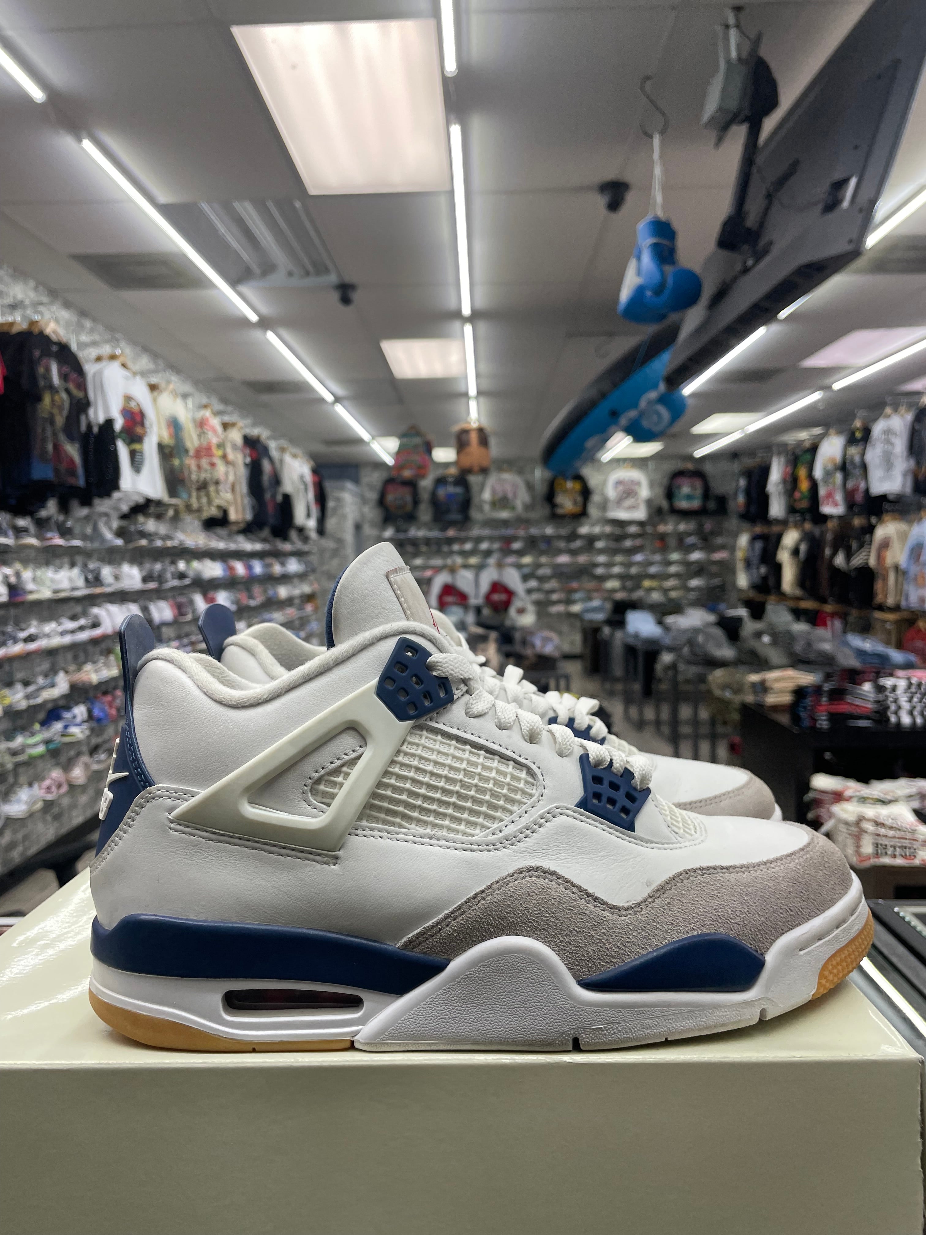 Air Jordan Retro 4 “Navy” *Size 9 Preowned* (DR5415-100)