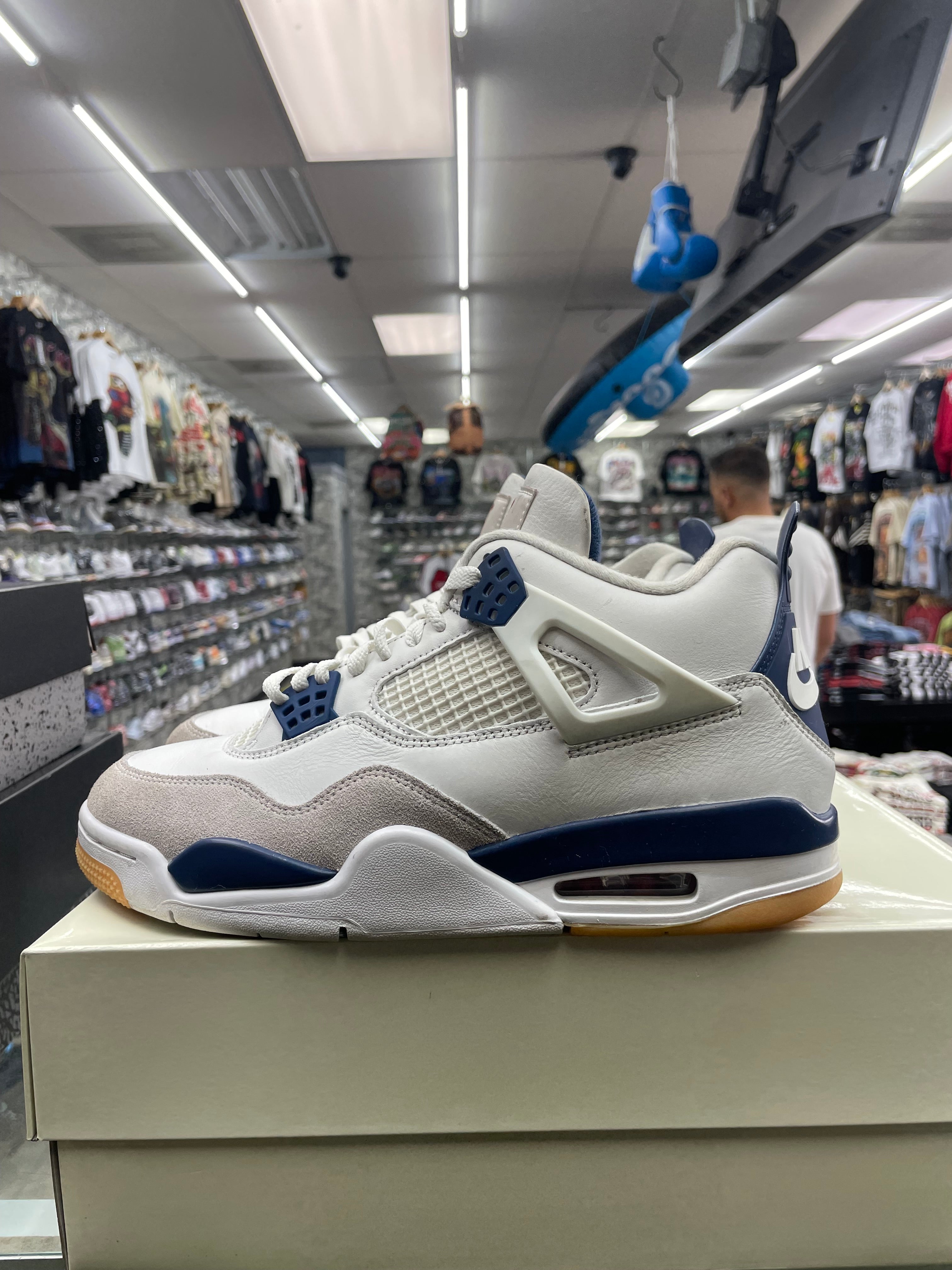 Air Jordan Retro 4 “Navy” *Size 9 Preowned* (DR5415-100)