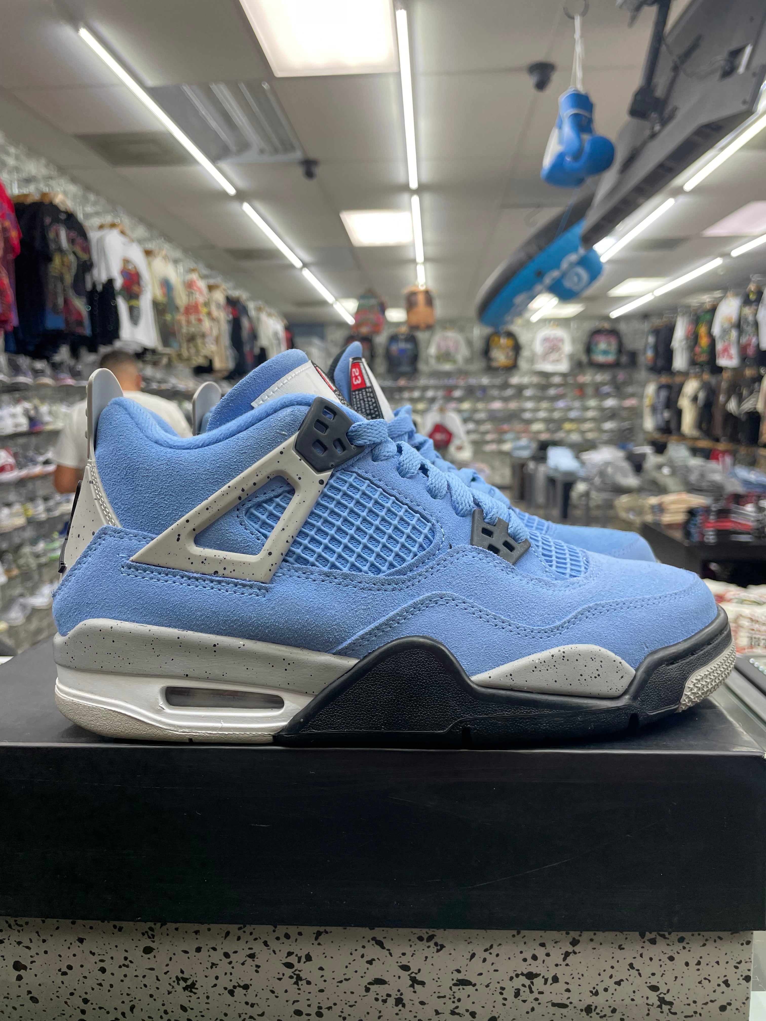 Air Jordan Retro 4 “University Blue” *Size 6 Preowned* (408452-400)