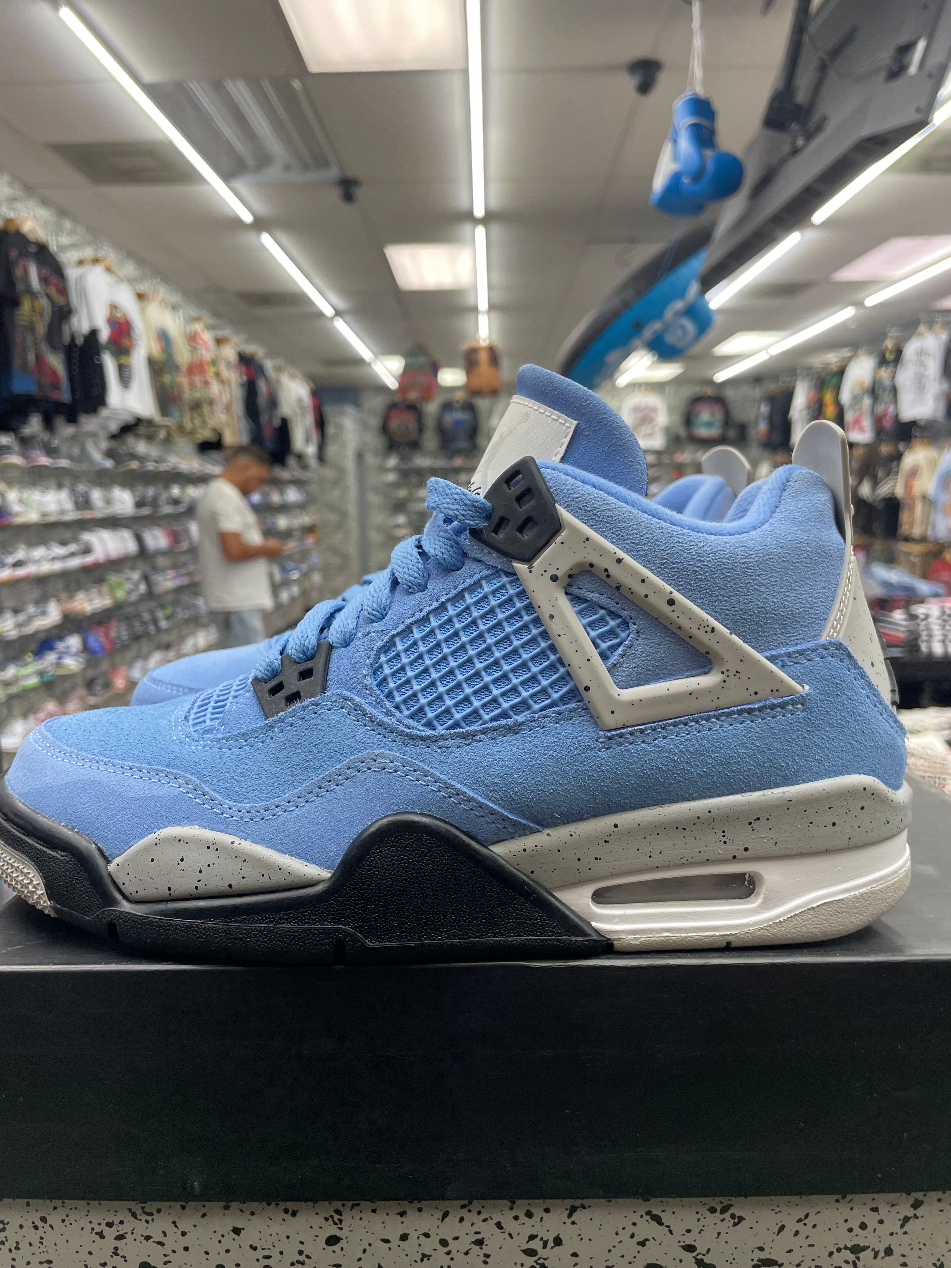 Air Jordan Retro 4 “University Blue” *Size 6 Preowned* (408452-400)