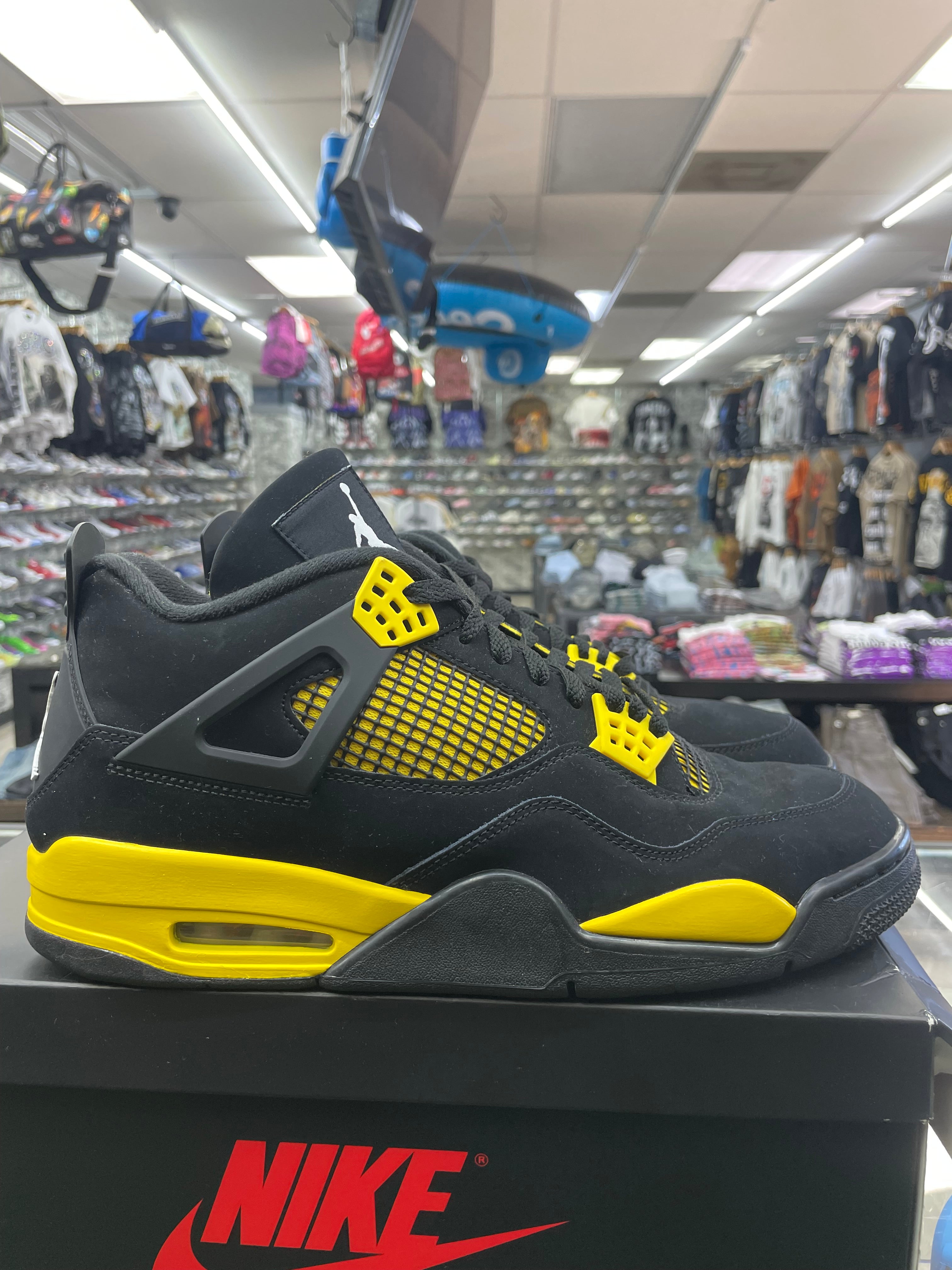Air Jordan Retro 4 “Thunder” *Size 13  Preowned* (DH6927-017)