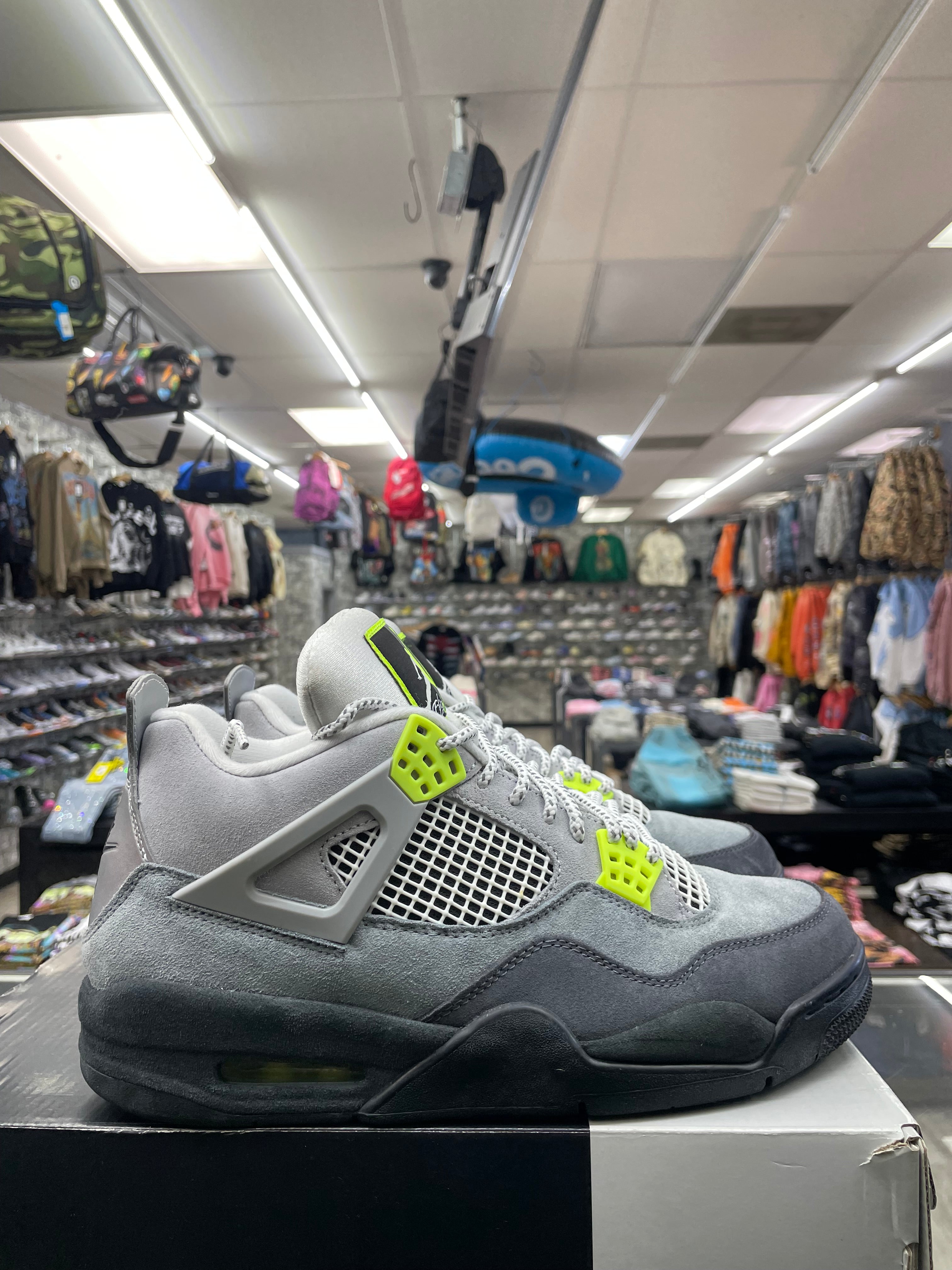 Air Jordan Retro 4 “SE 95 Neon” *Size 10 Preowned*
