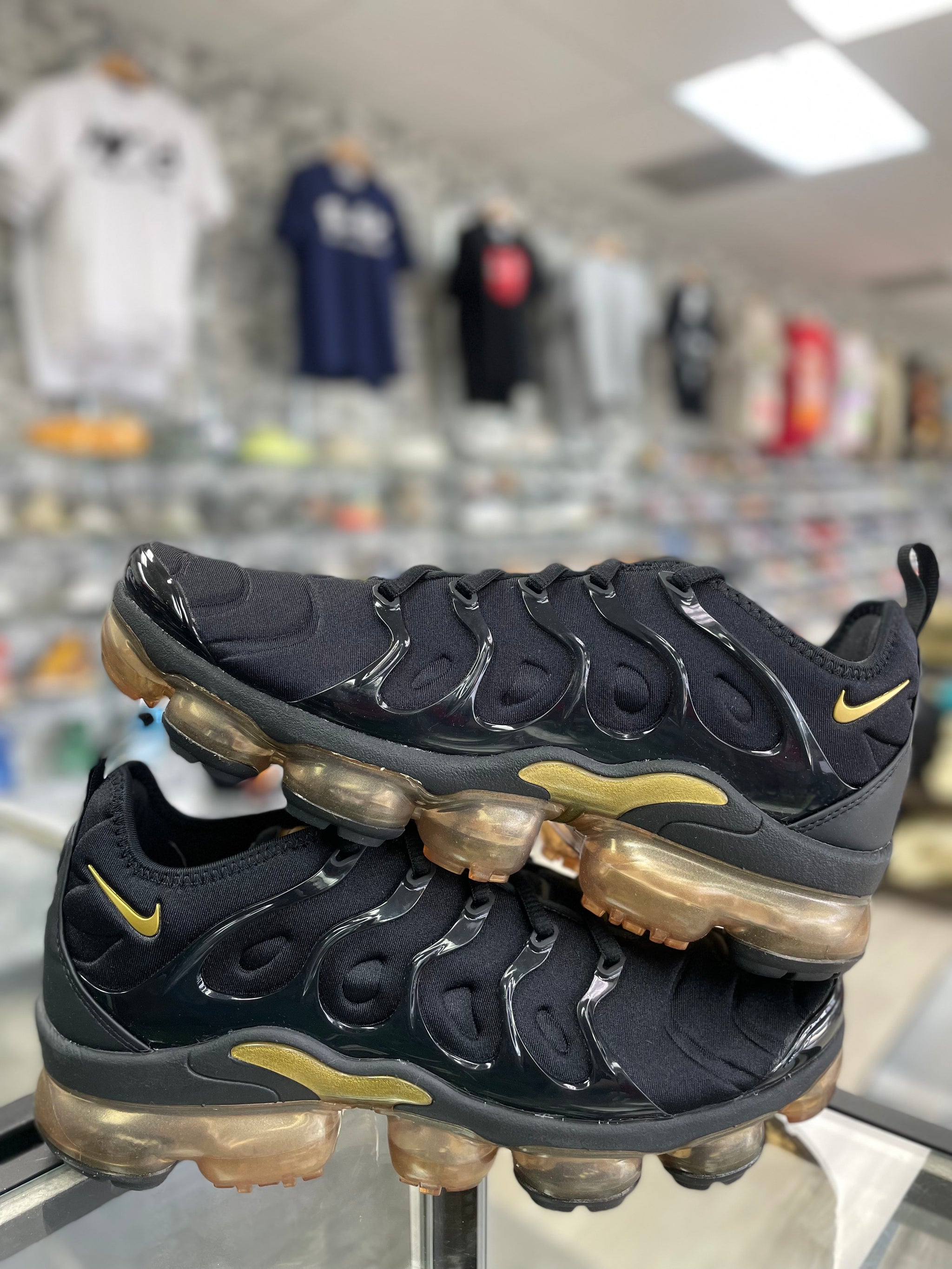 Air vapormax black and gold best sale