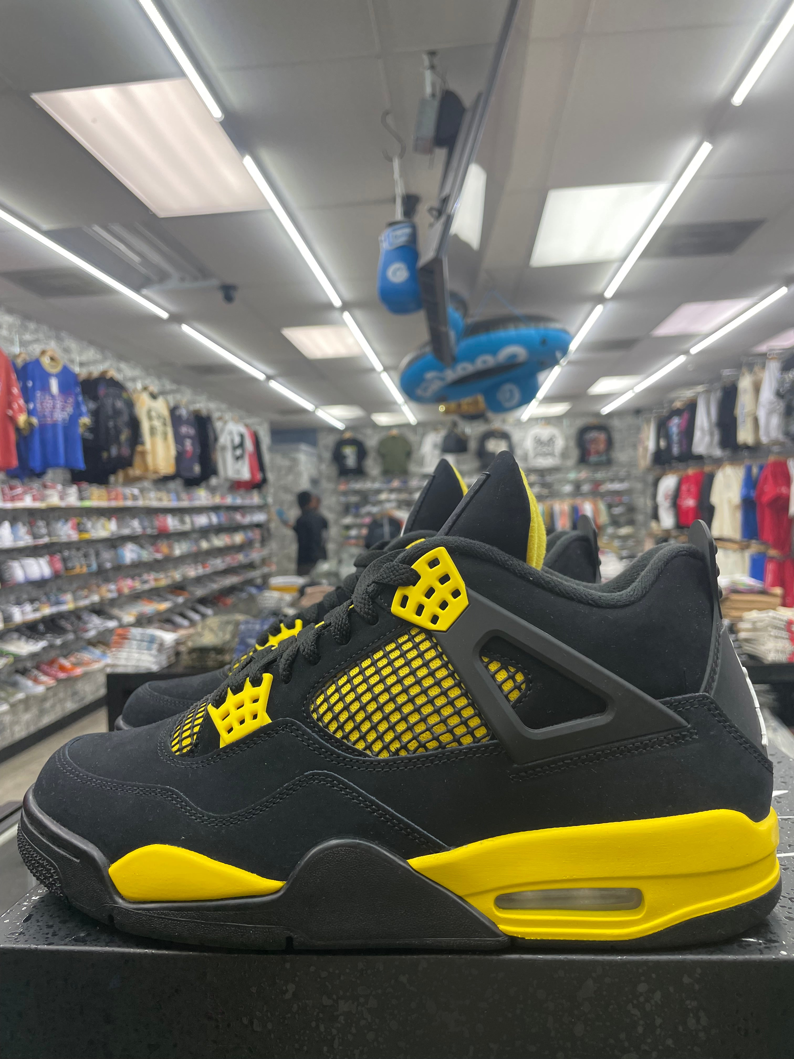 Air Jordan Retro 4 “Thunder” *Size 10 Preowned*