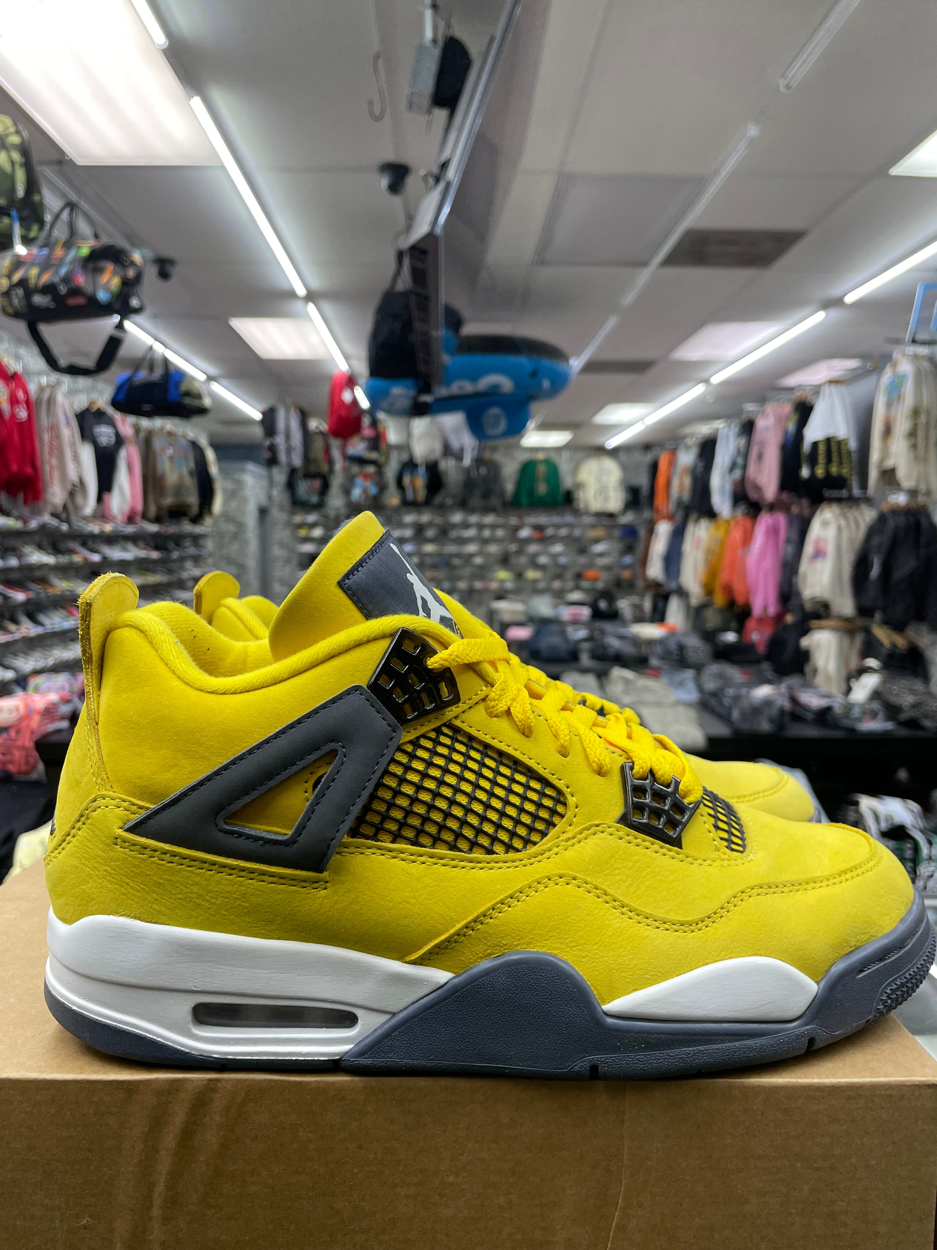 Air Jordan Retro 4 “Lighting” *Size 10 Preowned*