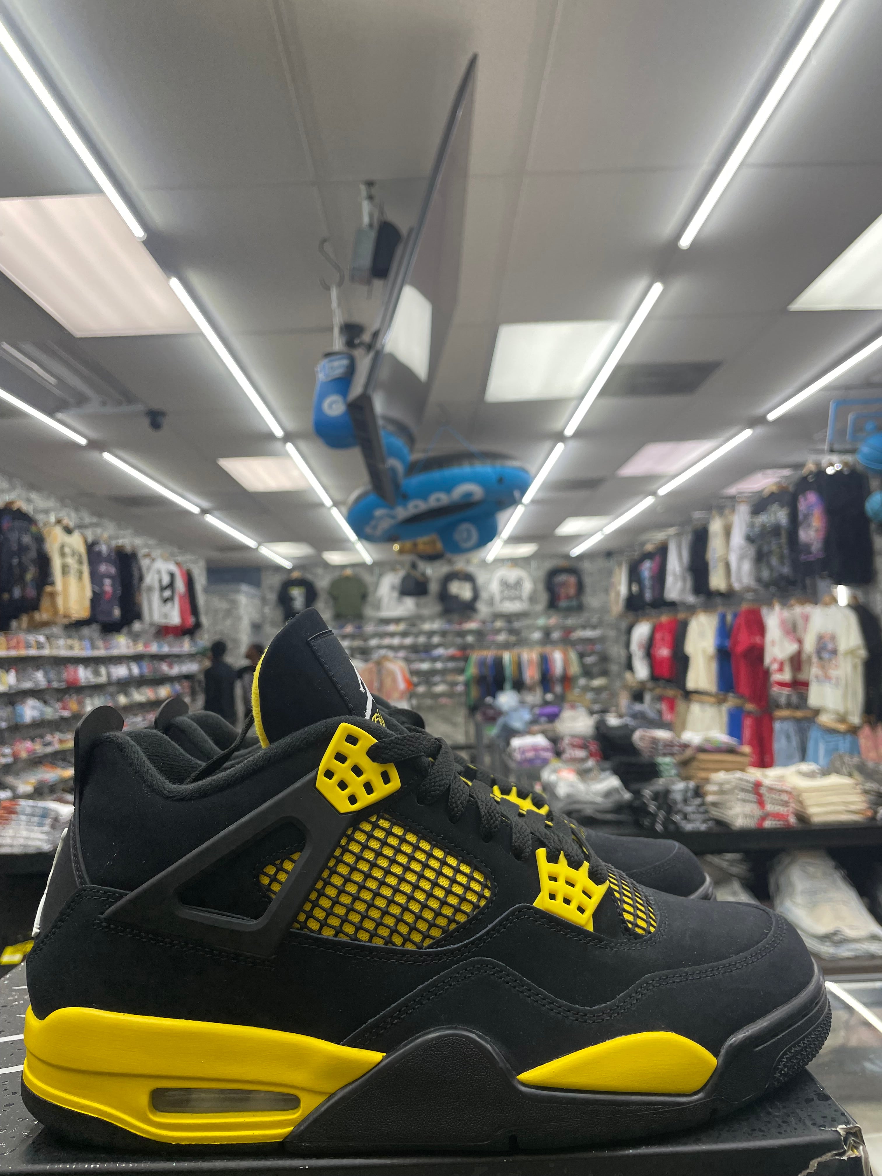 Air Jordan Retro 4 “Thunder” *Size 10 Preowned*
