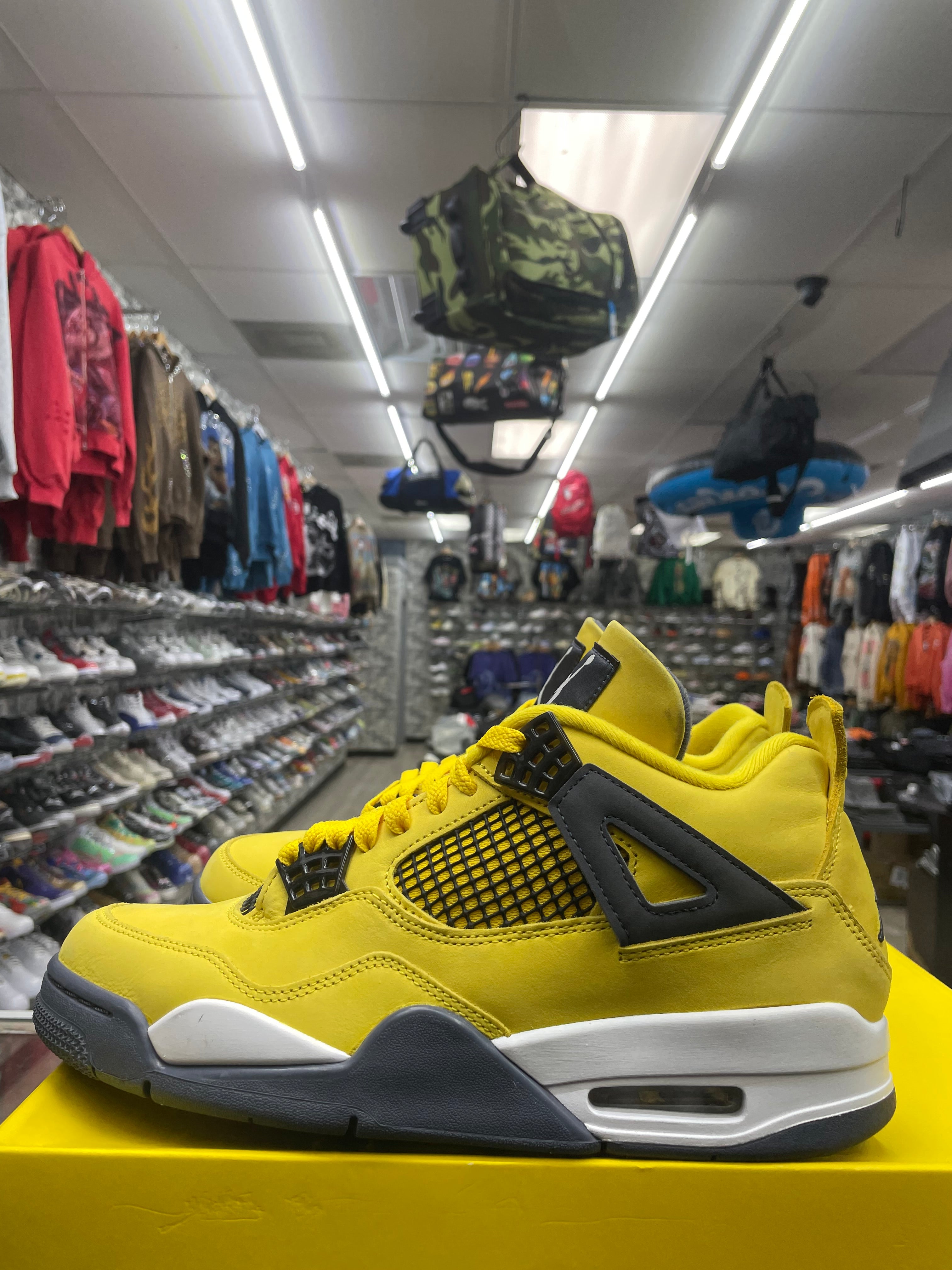 Air Jordan Retro 4 “Lighting” *Size 9.5 Preowned*