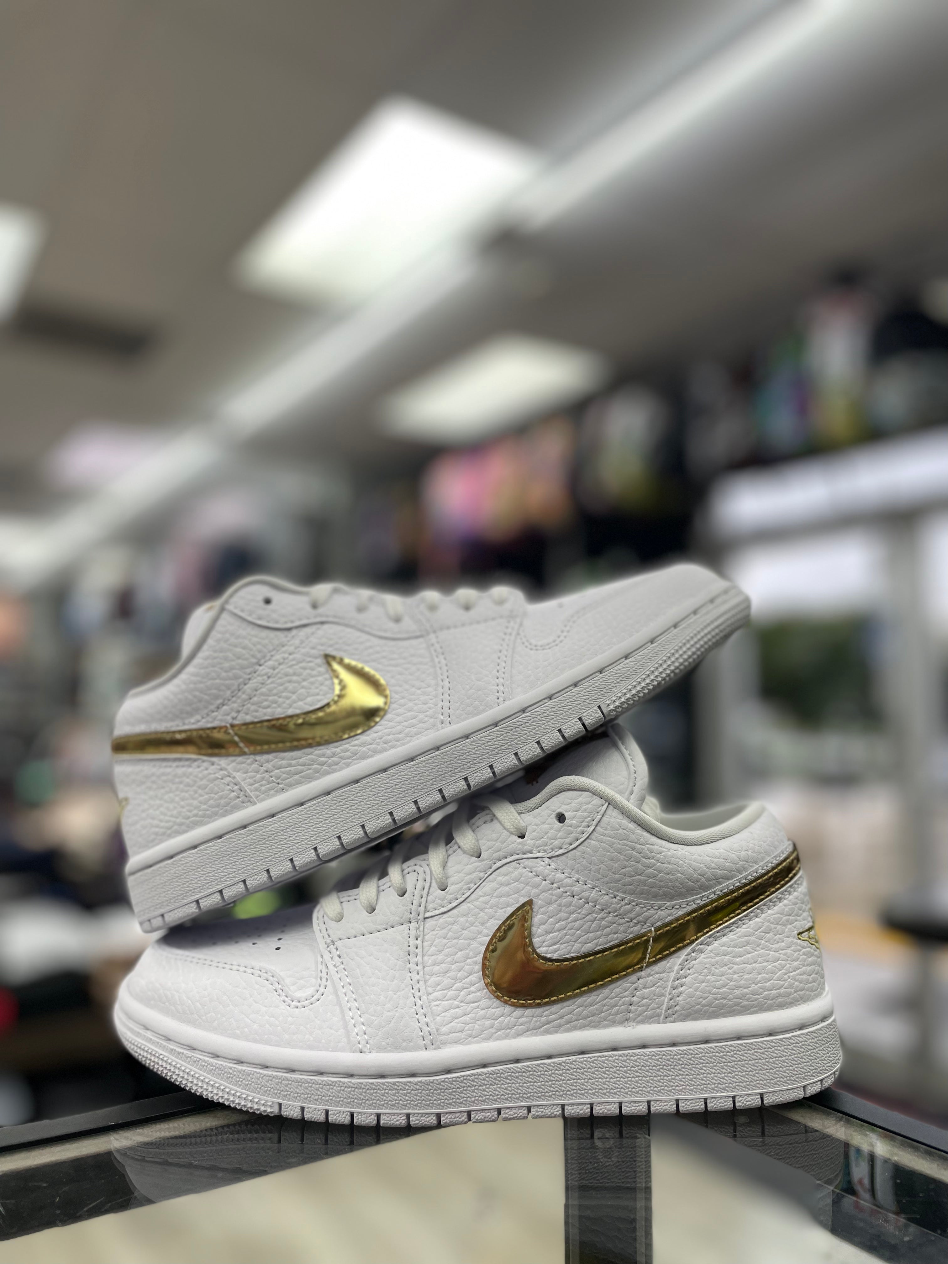 Air Jordan Retro 1 Low “White Metallic Gold”