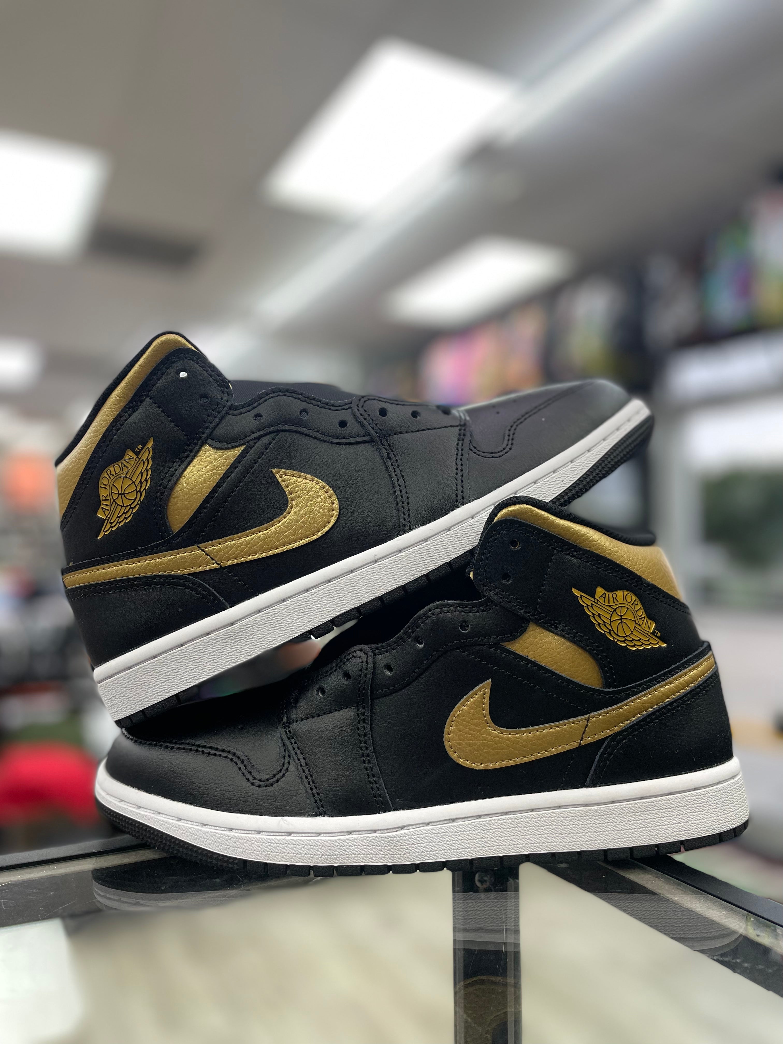 Air Jordan Retro 1 Mid “Black Metallic Gold” (GS)