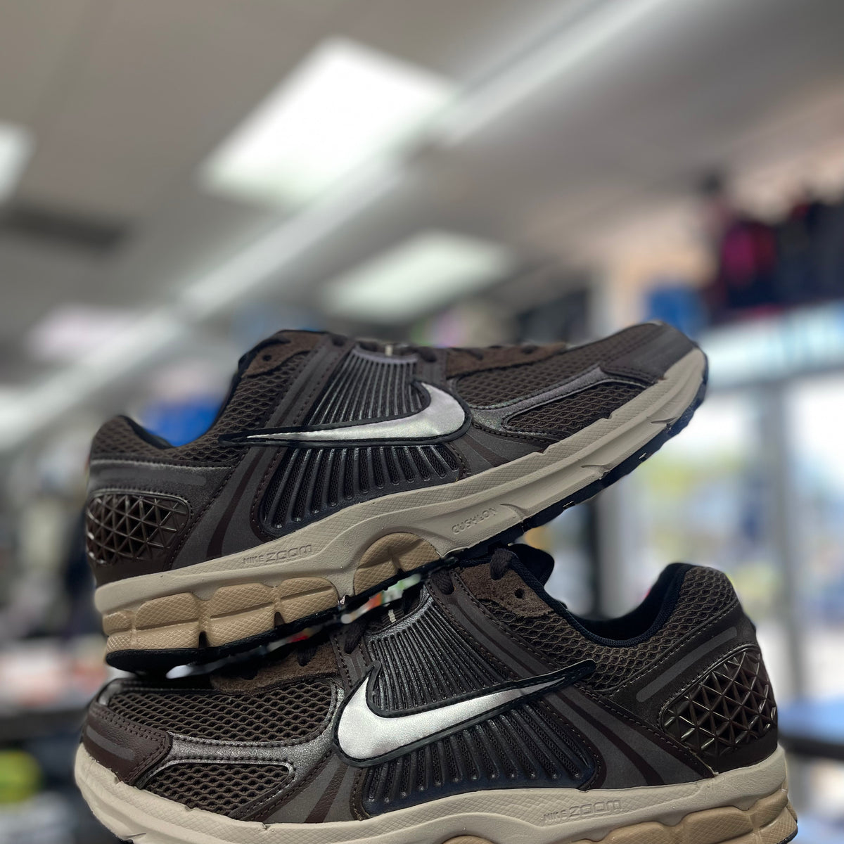 Nike★(W) NIKE ZOOM VOMERO 5 BAROQUE BROWN★送料・関税込★ Nike Zoom Vomero 5 Baroque Brown FN6742-201