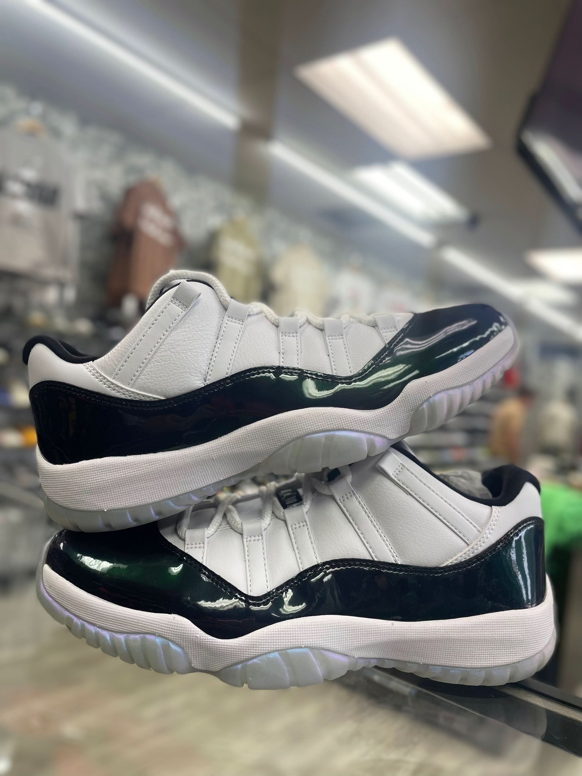 Jordan 11 emerald rise online
