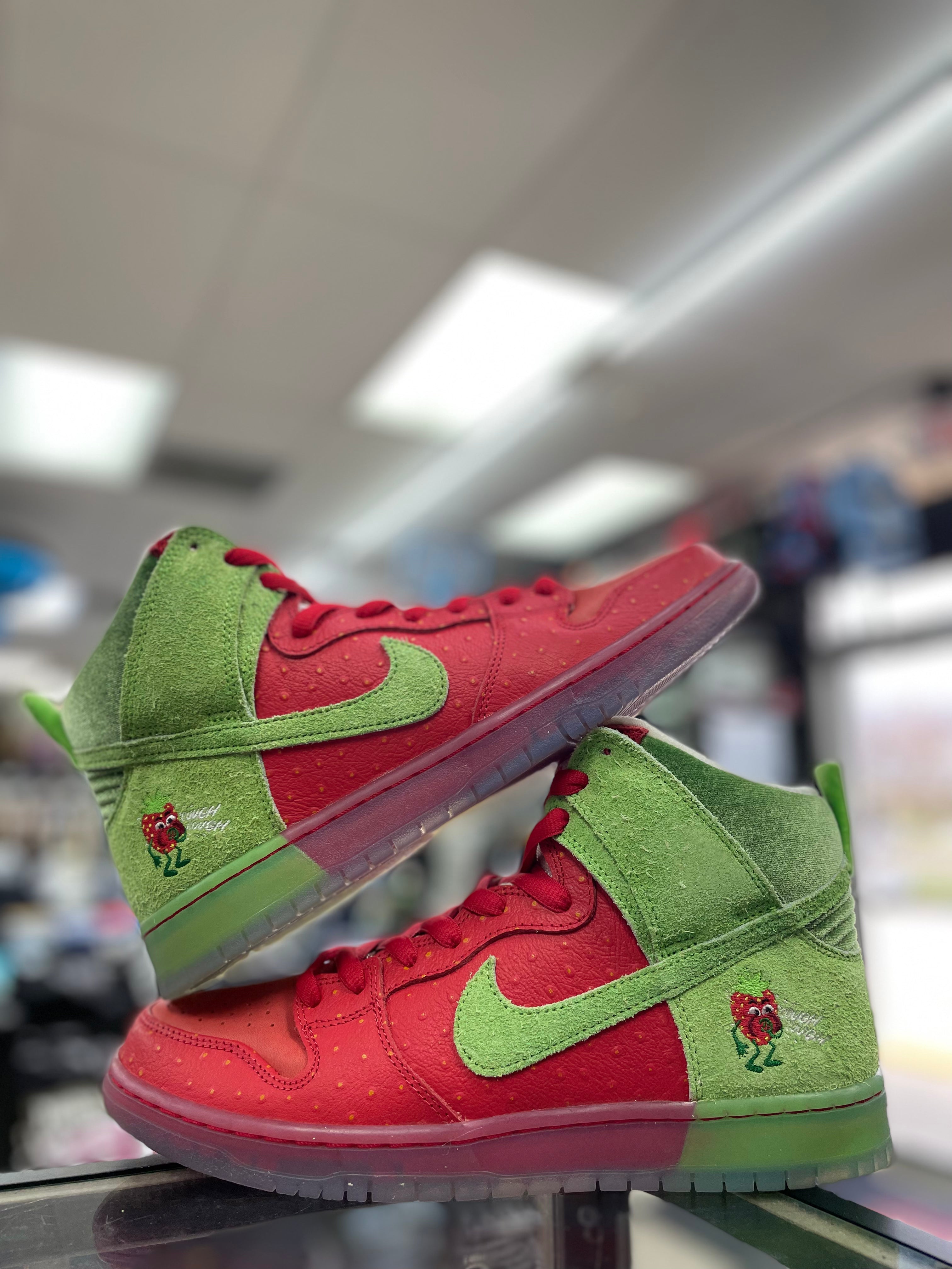 Nike SB Dunk High “Strawberry Cough”