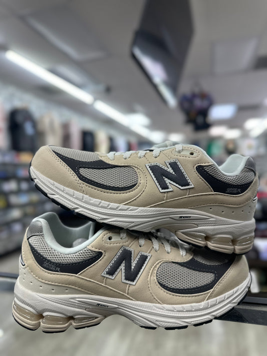 New Balance 2002 "Sandstone with Magnet" (GS)