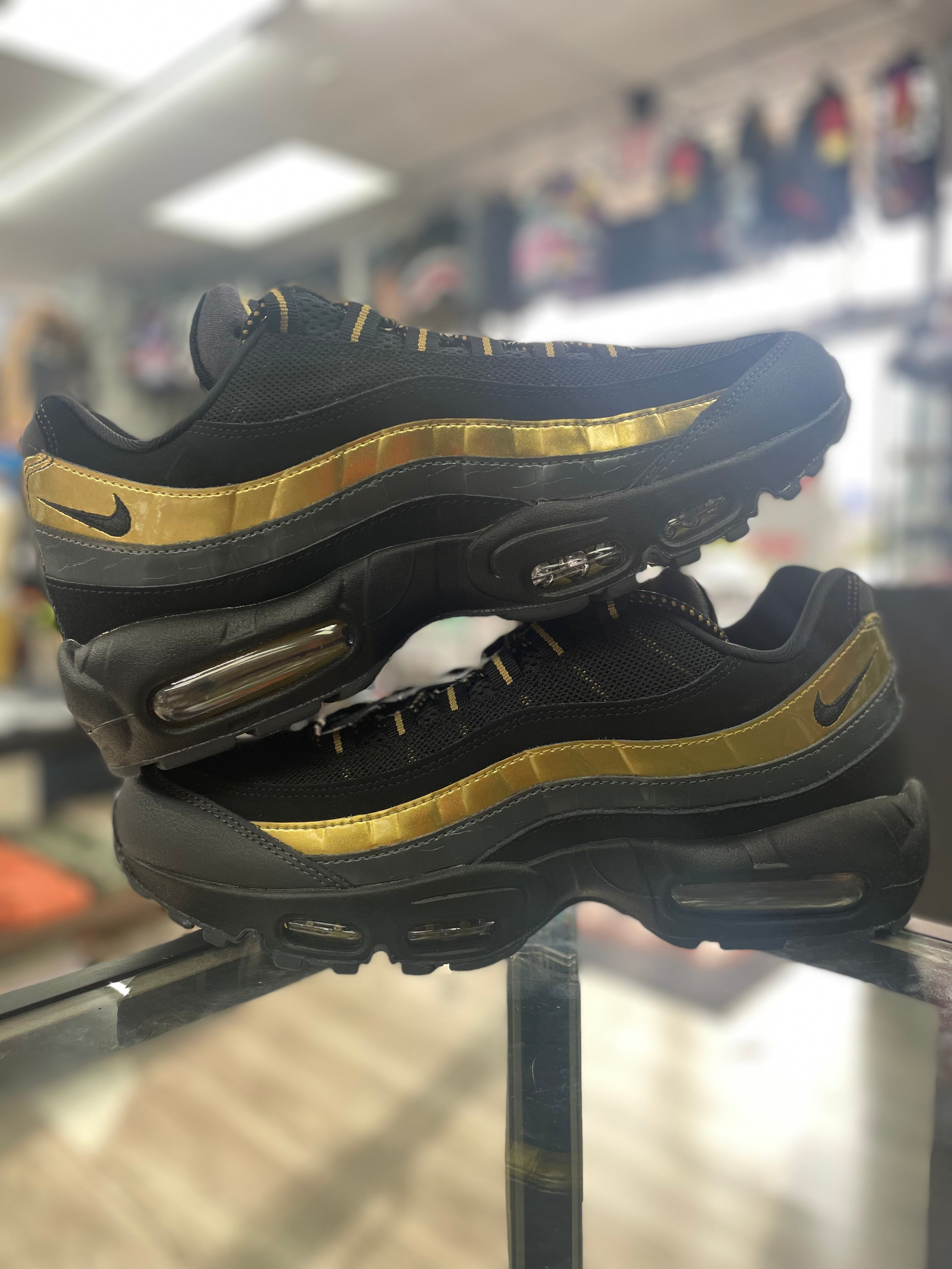 Nike air max 95 og black/metallic gold best sale