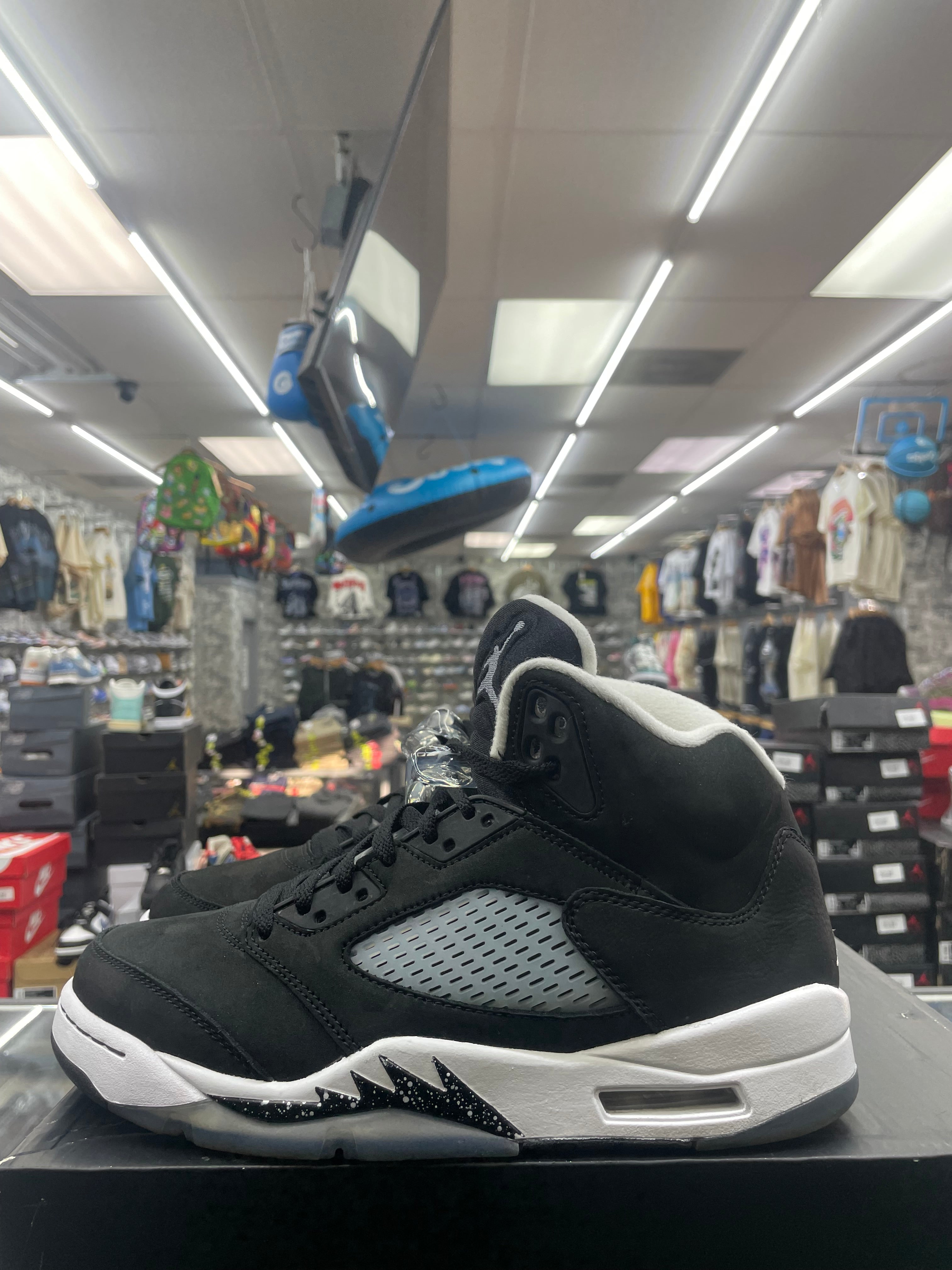 Air Jordan Retro 5 "Moonlight" *Size 8 Preowned*