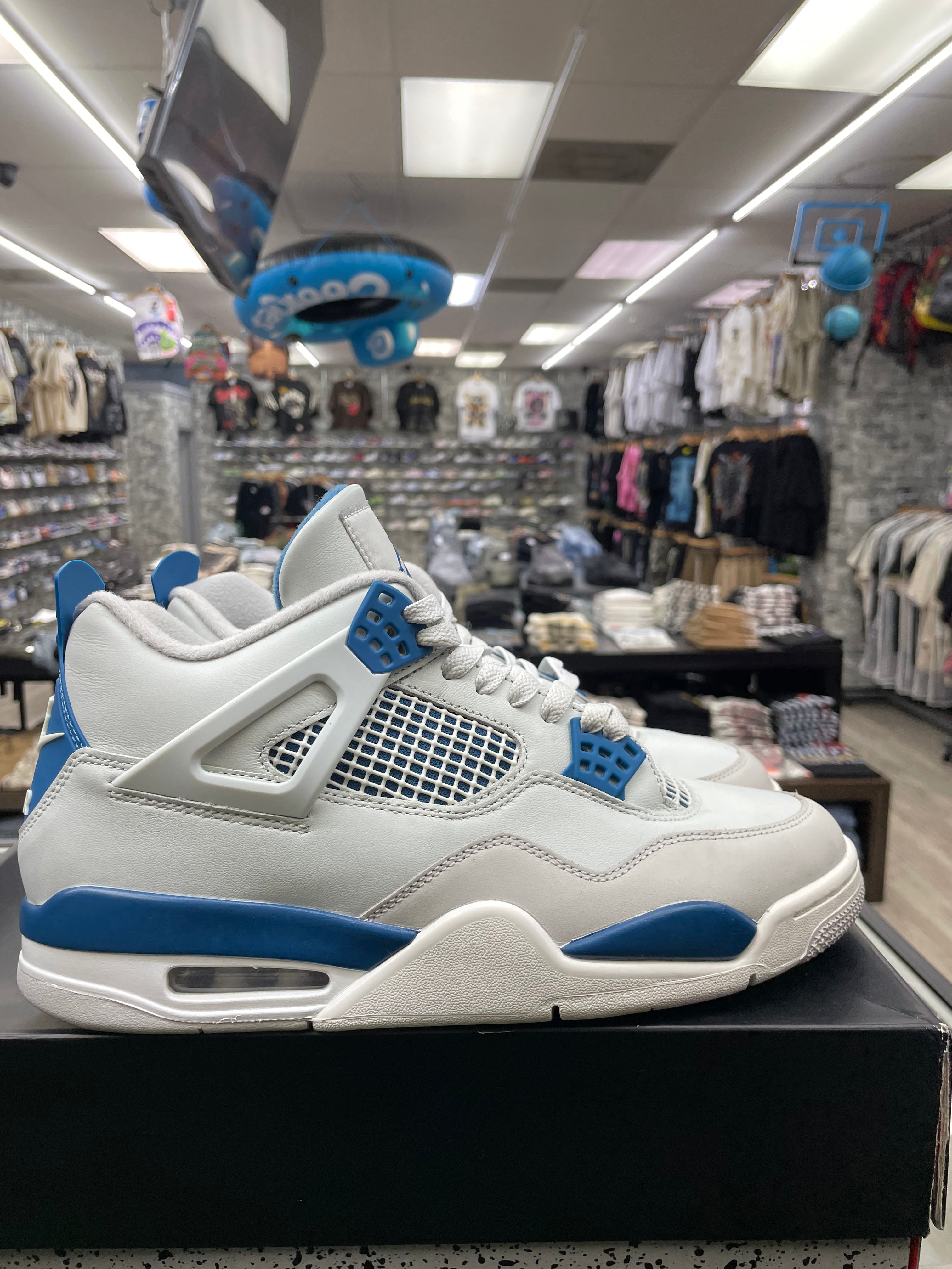 Air Jordan Retro 4 "Military Blue" *Size 10 Preowned*
