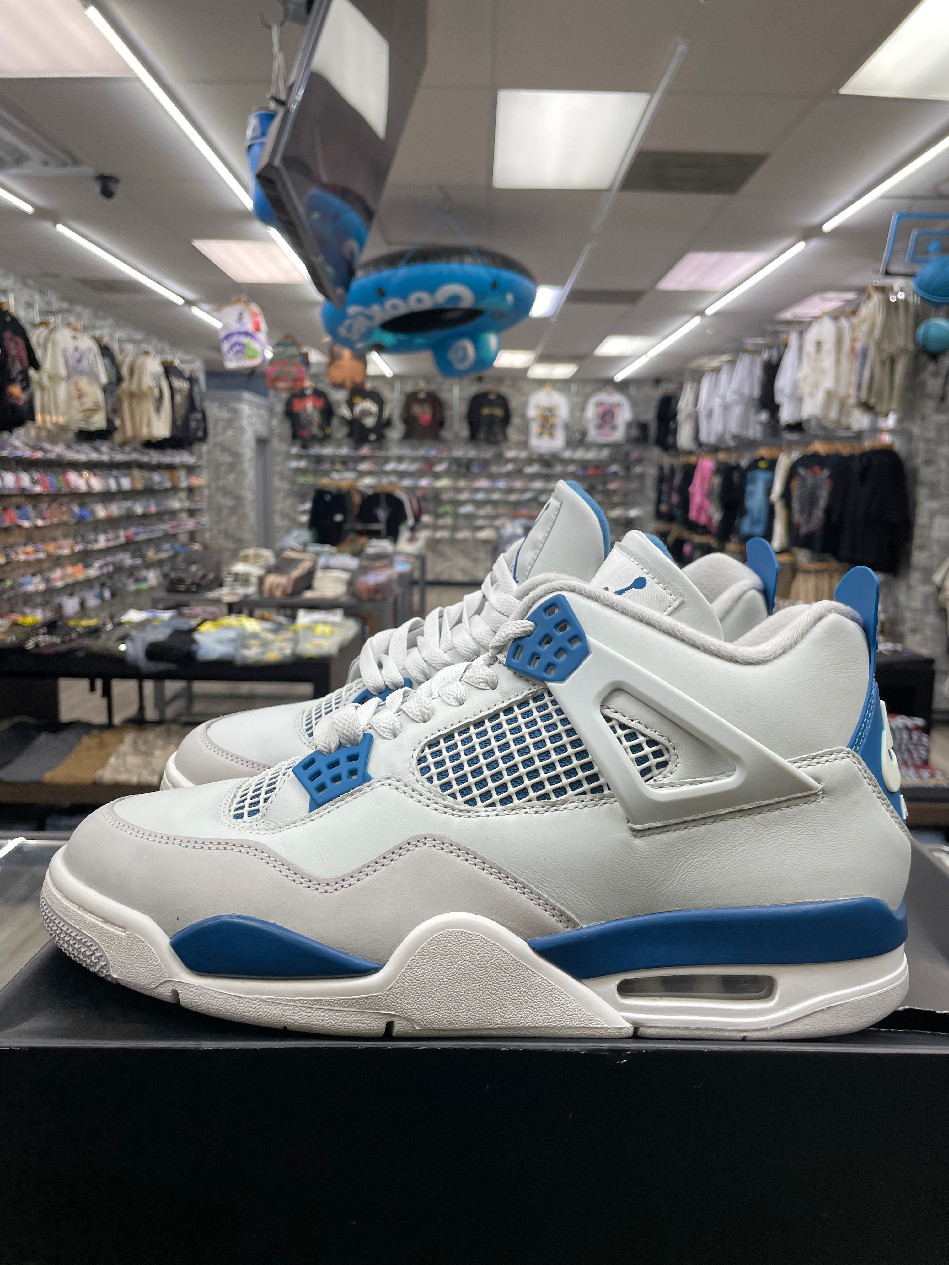Air Jordan Retro 4 "Military Blue" *Size 10 Preowned*