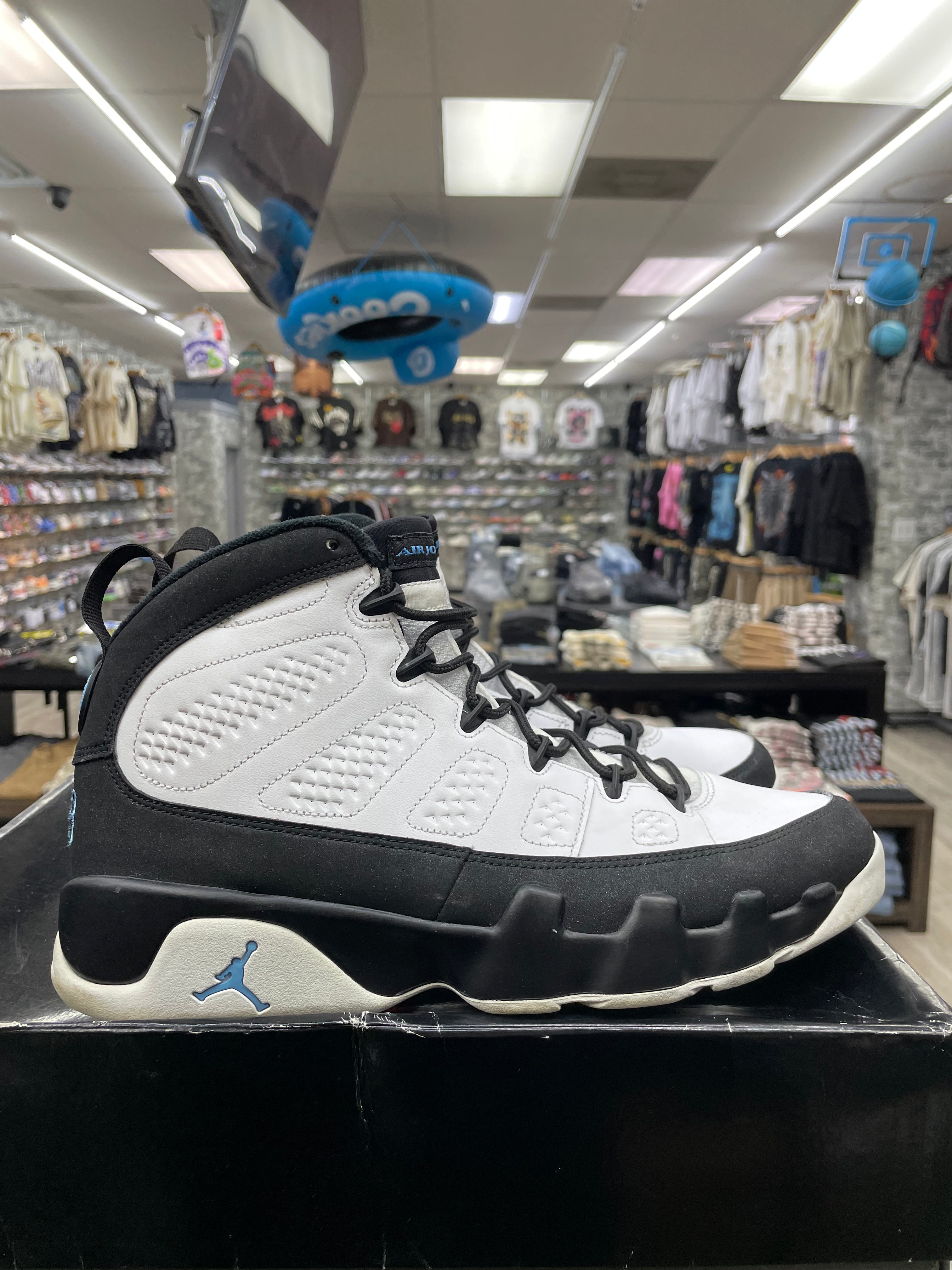 Air Jordan Retro 9 "University Blue" *Size 10 Preowned*