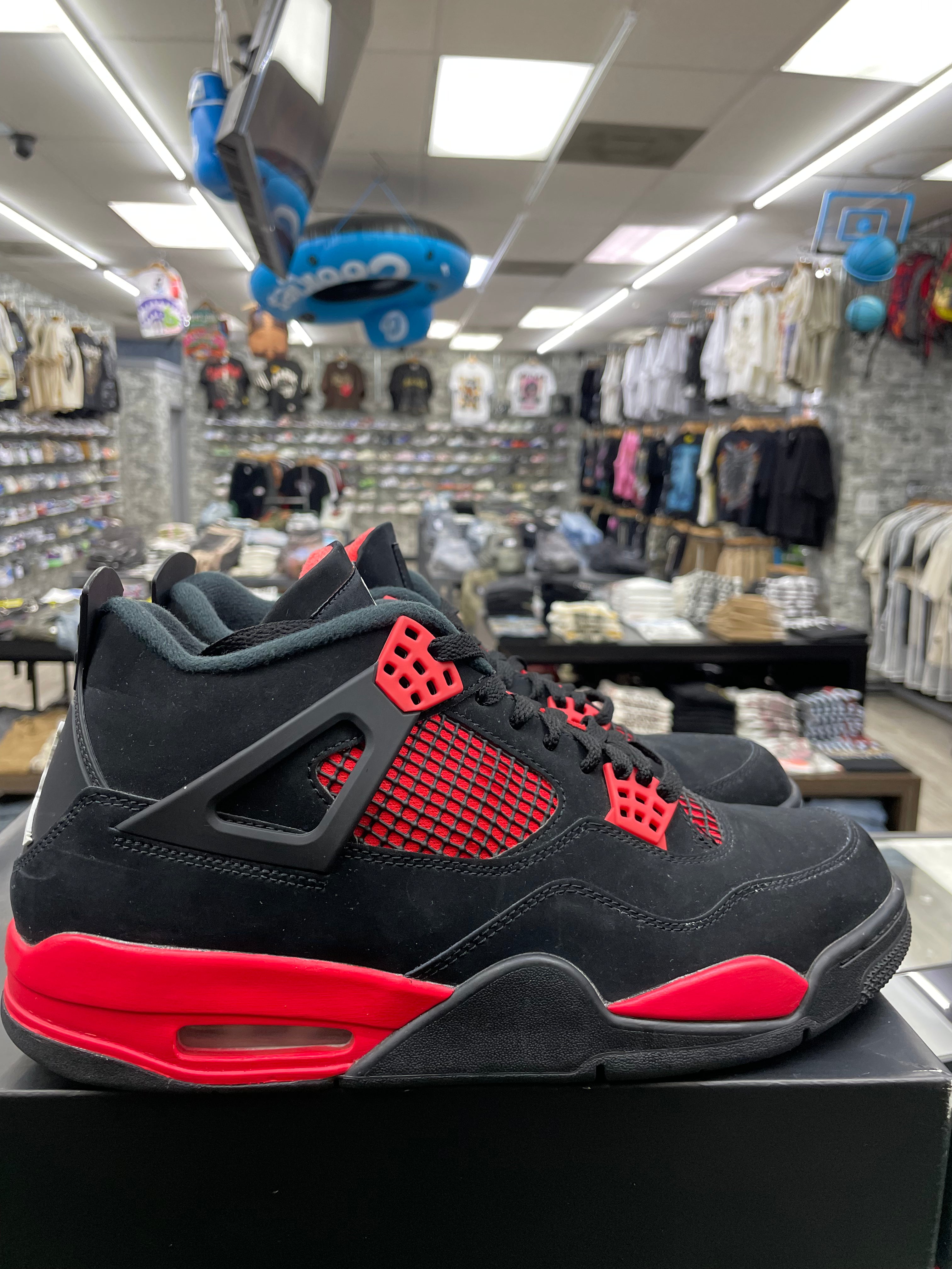Air Jordan Retro 4 "Red Thunder" *Size 11 Preowned*
