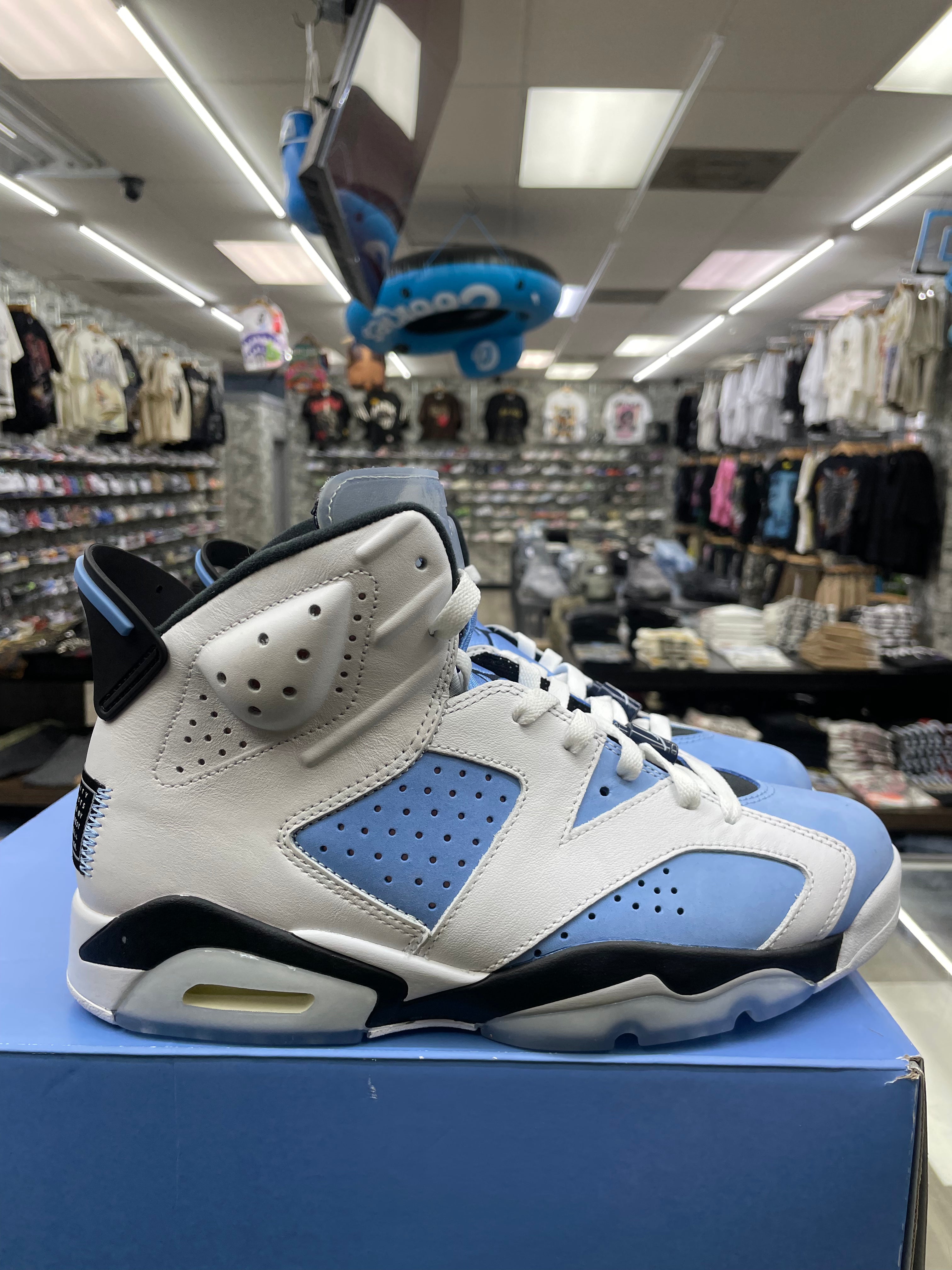 Air Jordan Retro 6 "Unc" *Size 8.5 Preowned*