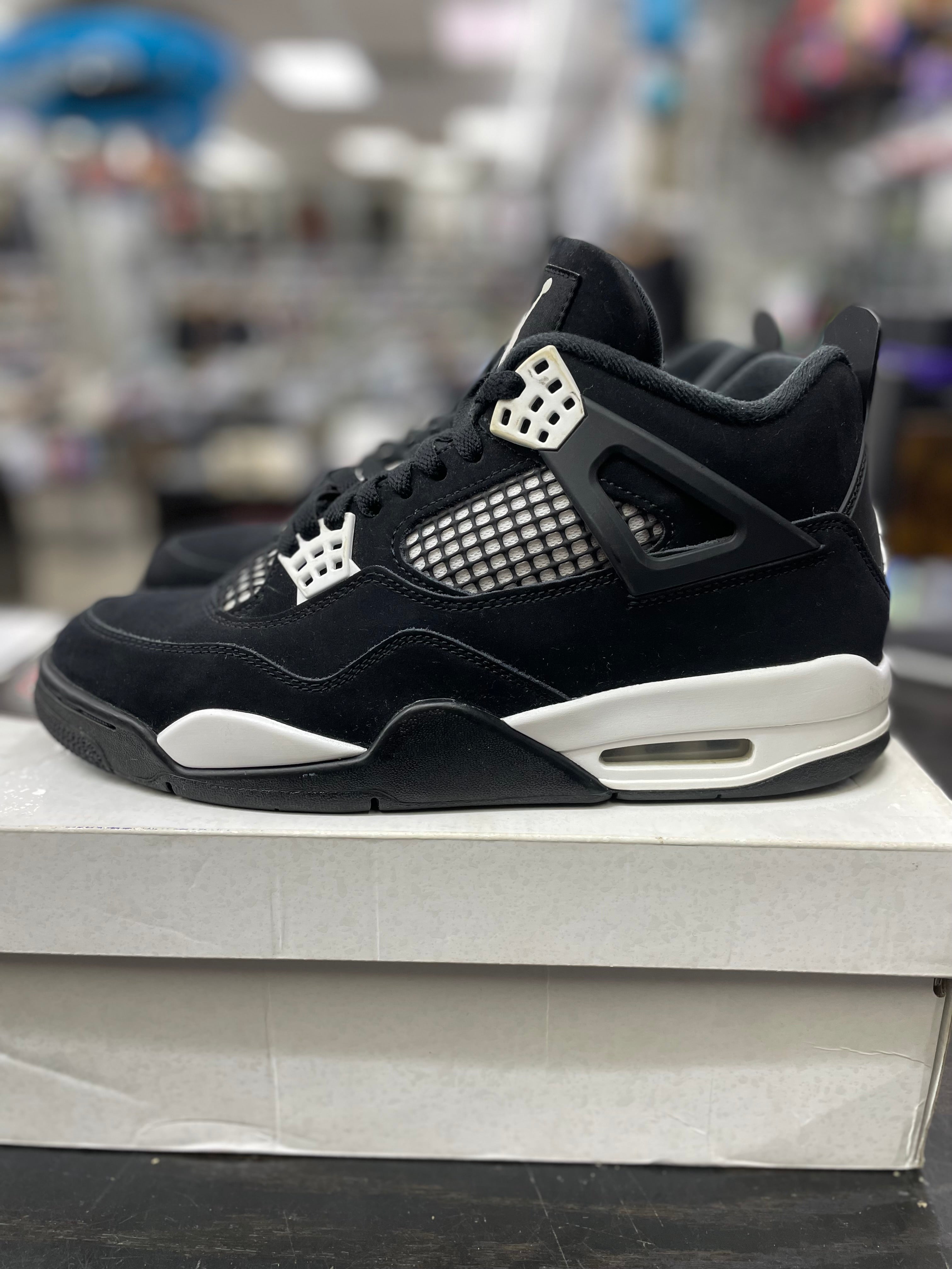 Air Jordan Retro 4 "White Thunder" *Size 9 Preowned*