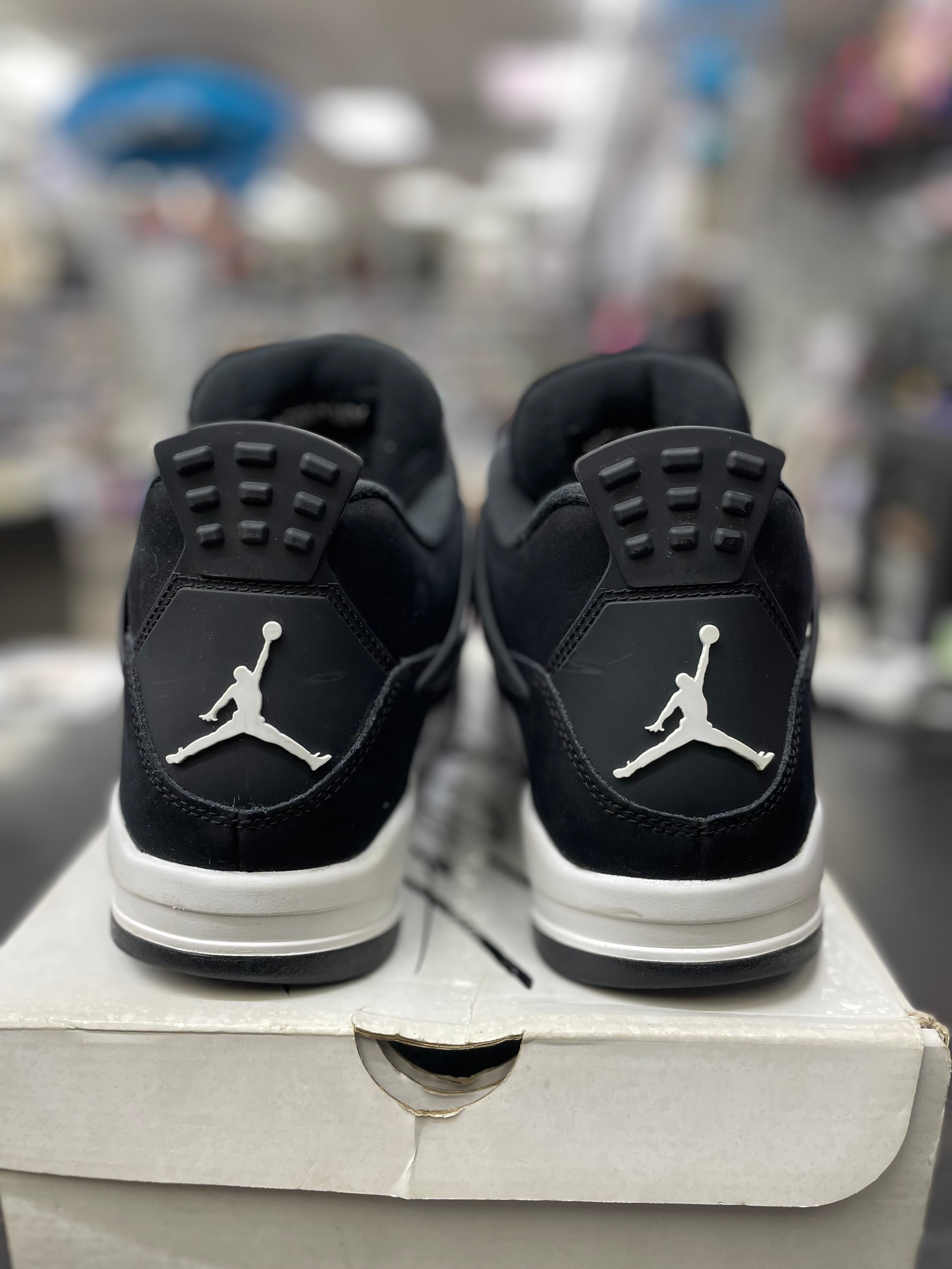 Air Jordan Retro 4 "White Thunder" *Size 9 Preowned*