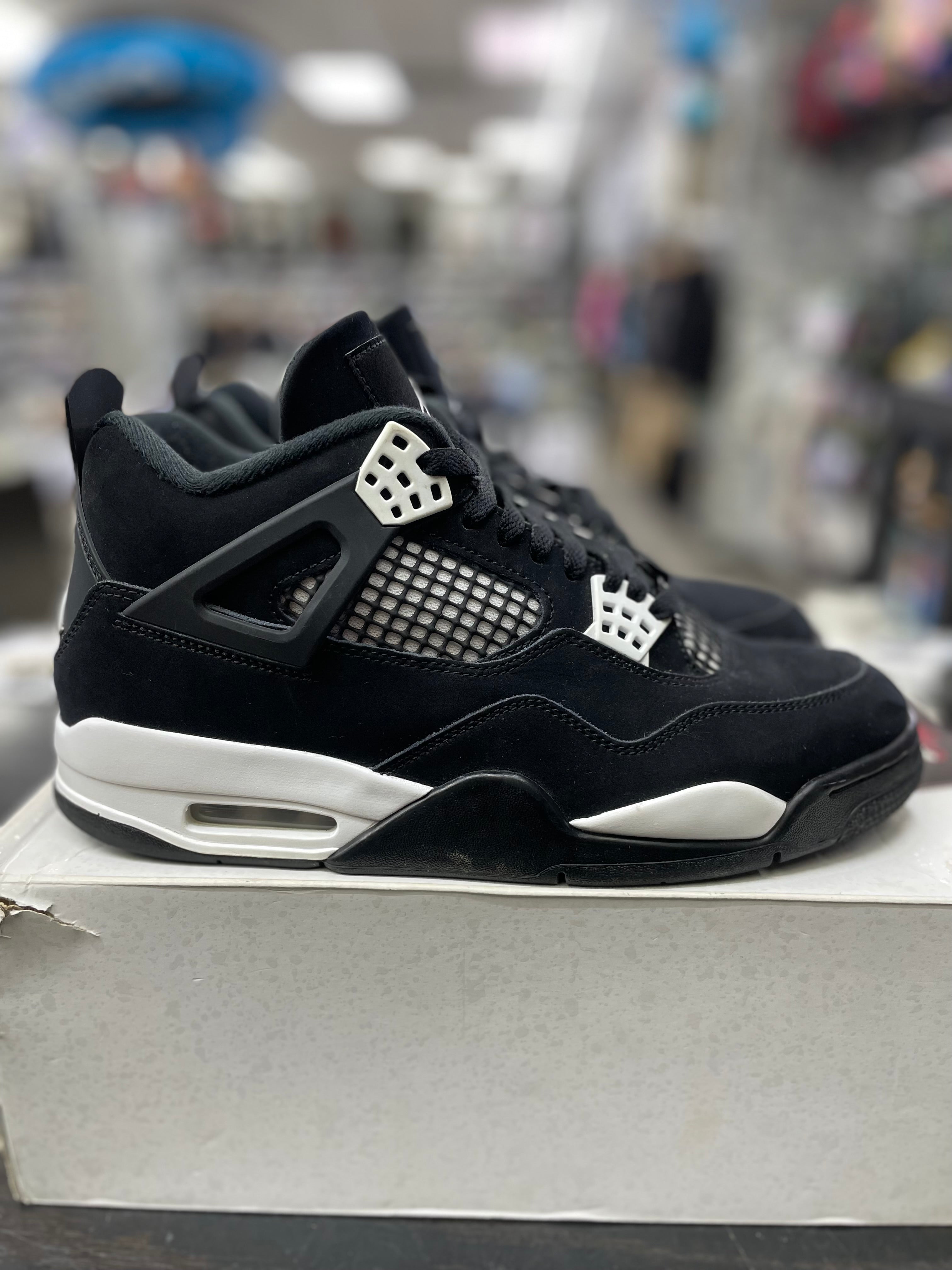 Air Jordan Retro 4 "White Thunder" *Size 9 Preowned*