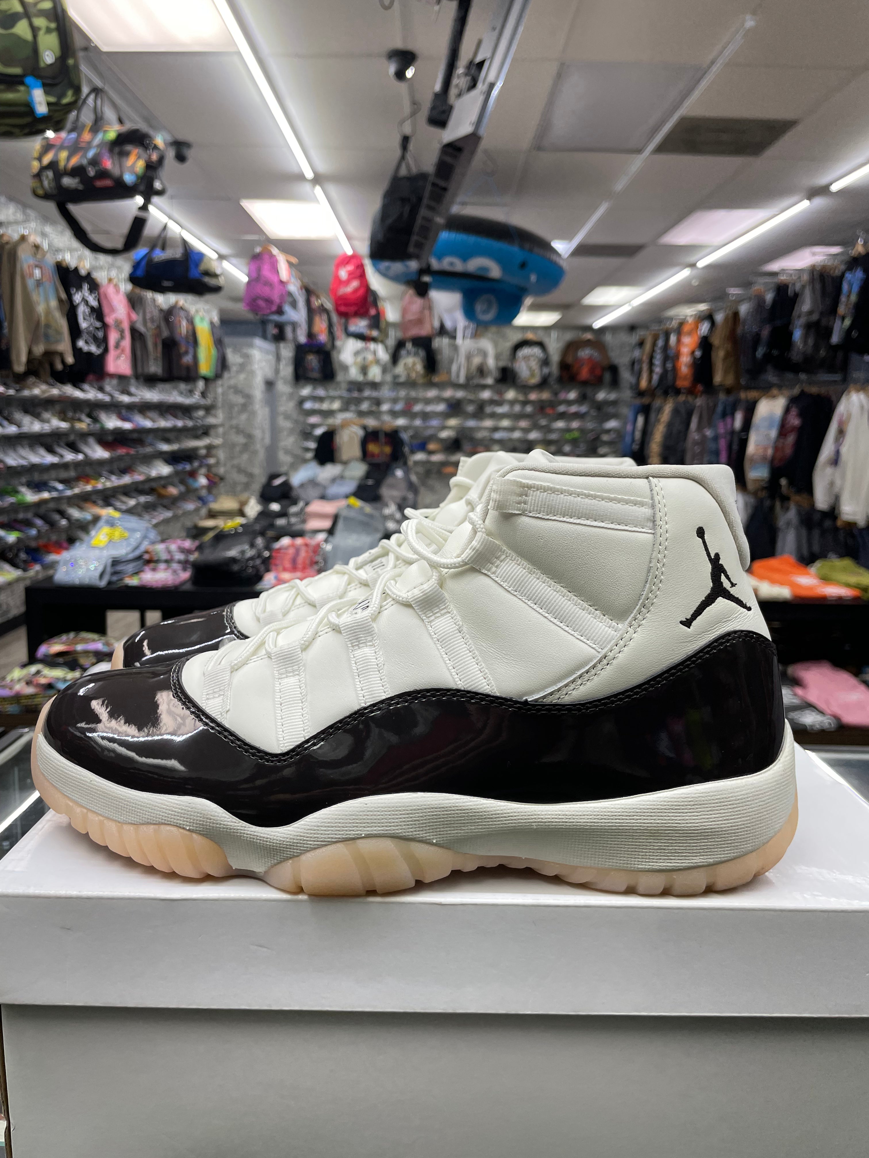 Air Jordan Retro 11 “Neapolitan” *Size 10.5 Preowned* (AR0715-101)