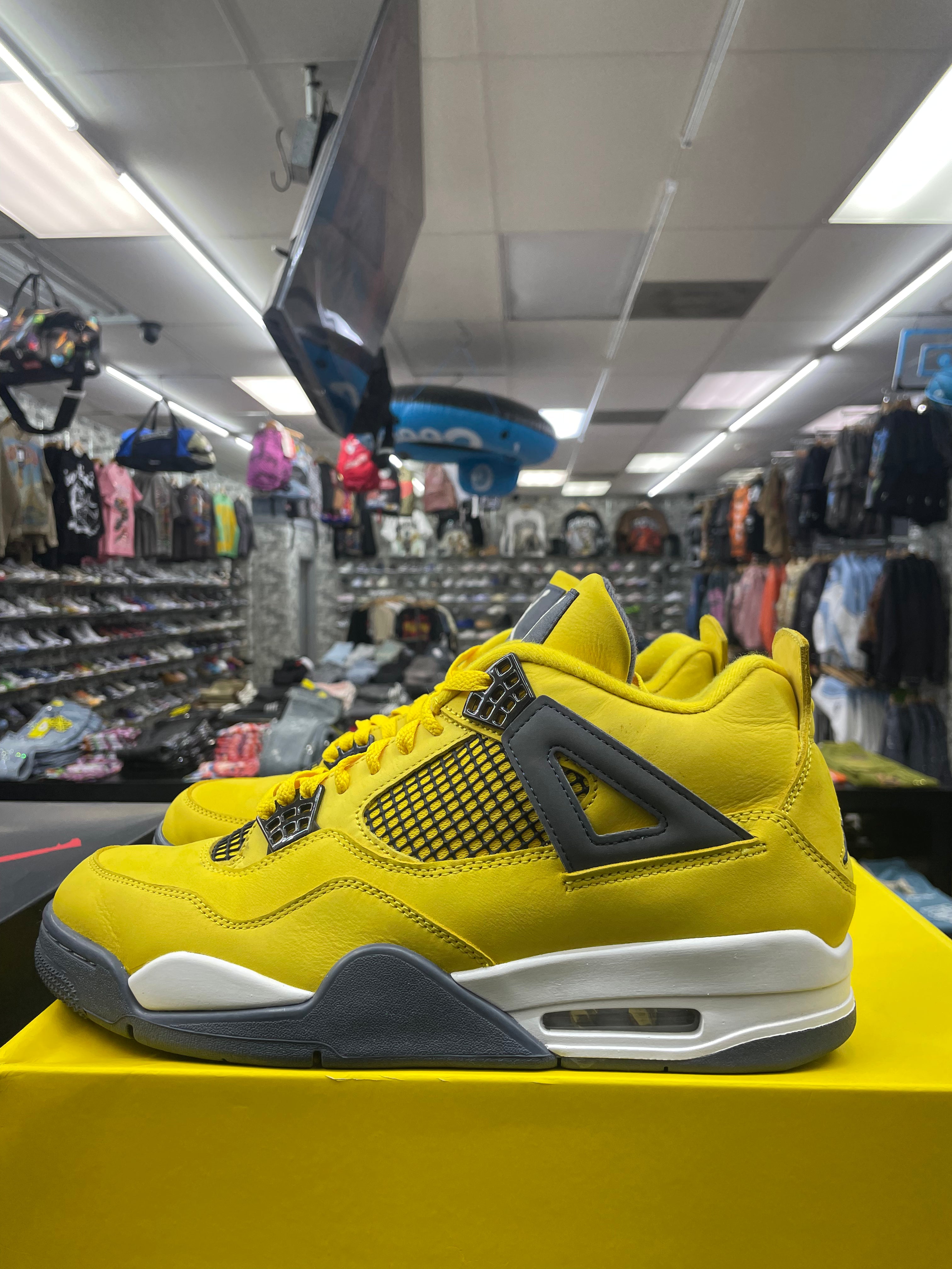 Air Jordan Retro 4 “Lighting” *Size 12 Preowned*