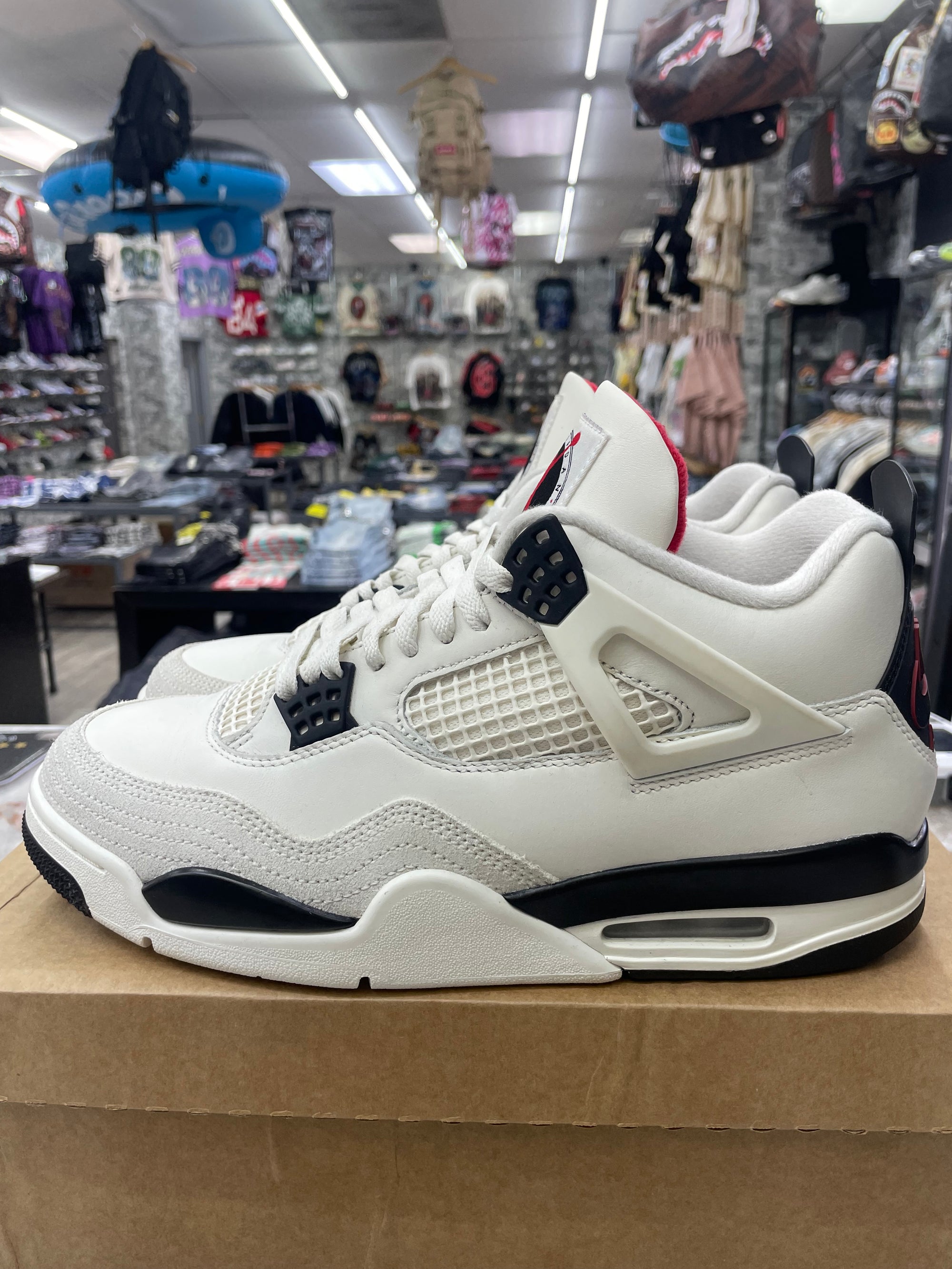 Air Jordan Retro 4 "Flight Club” *Size 10.5 Preowned* (IM4002-100)