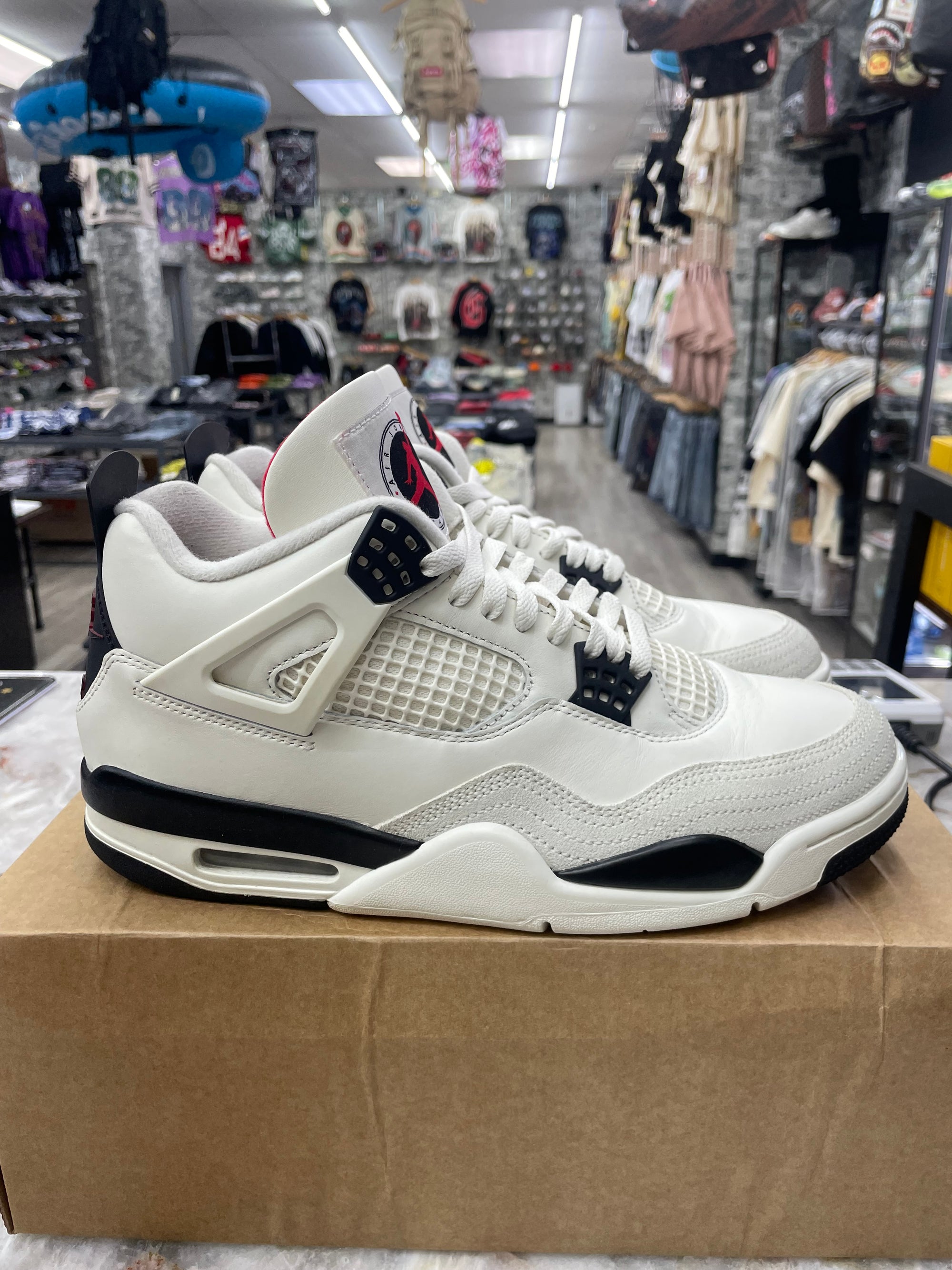Air Jordan Retro 4 "Flight Club” *Size 10.5 Preowned* (IM4002-100)