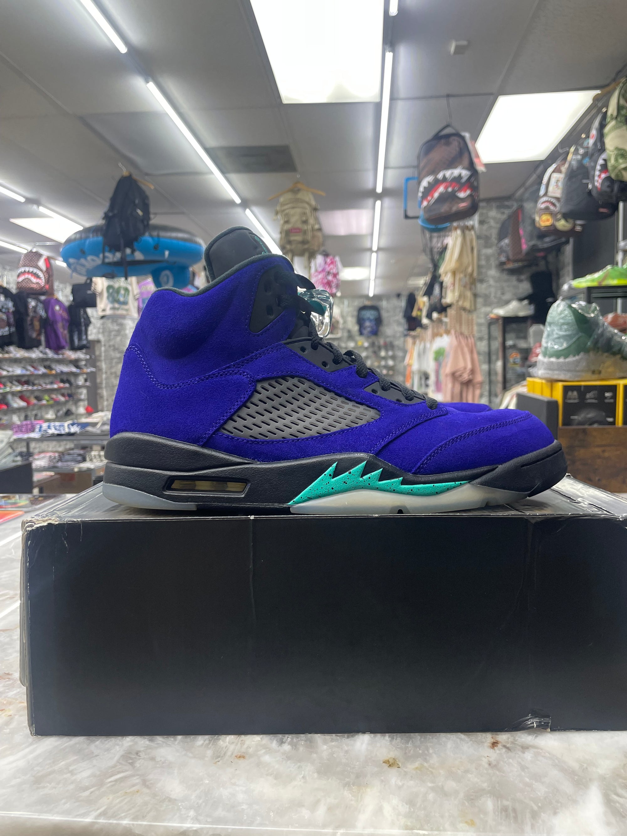 Air Jordan Retro 5 “Alternate Grape” *Size 12 Preowned* (136027-500)