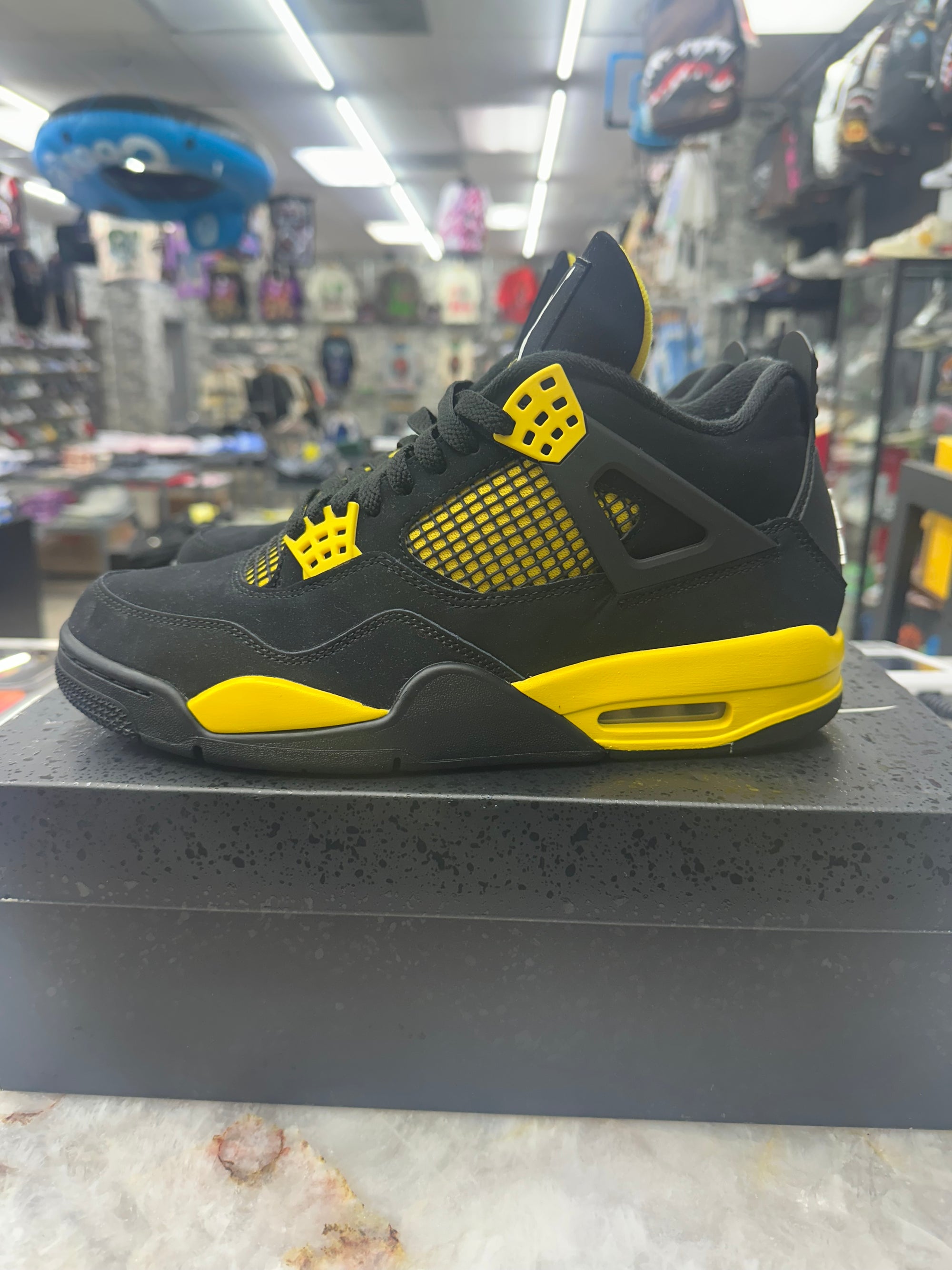 Air Jordan Retro 4 "Thunder" *Size 9.5 Preowned* (DH6927-017)