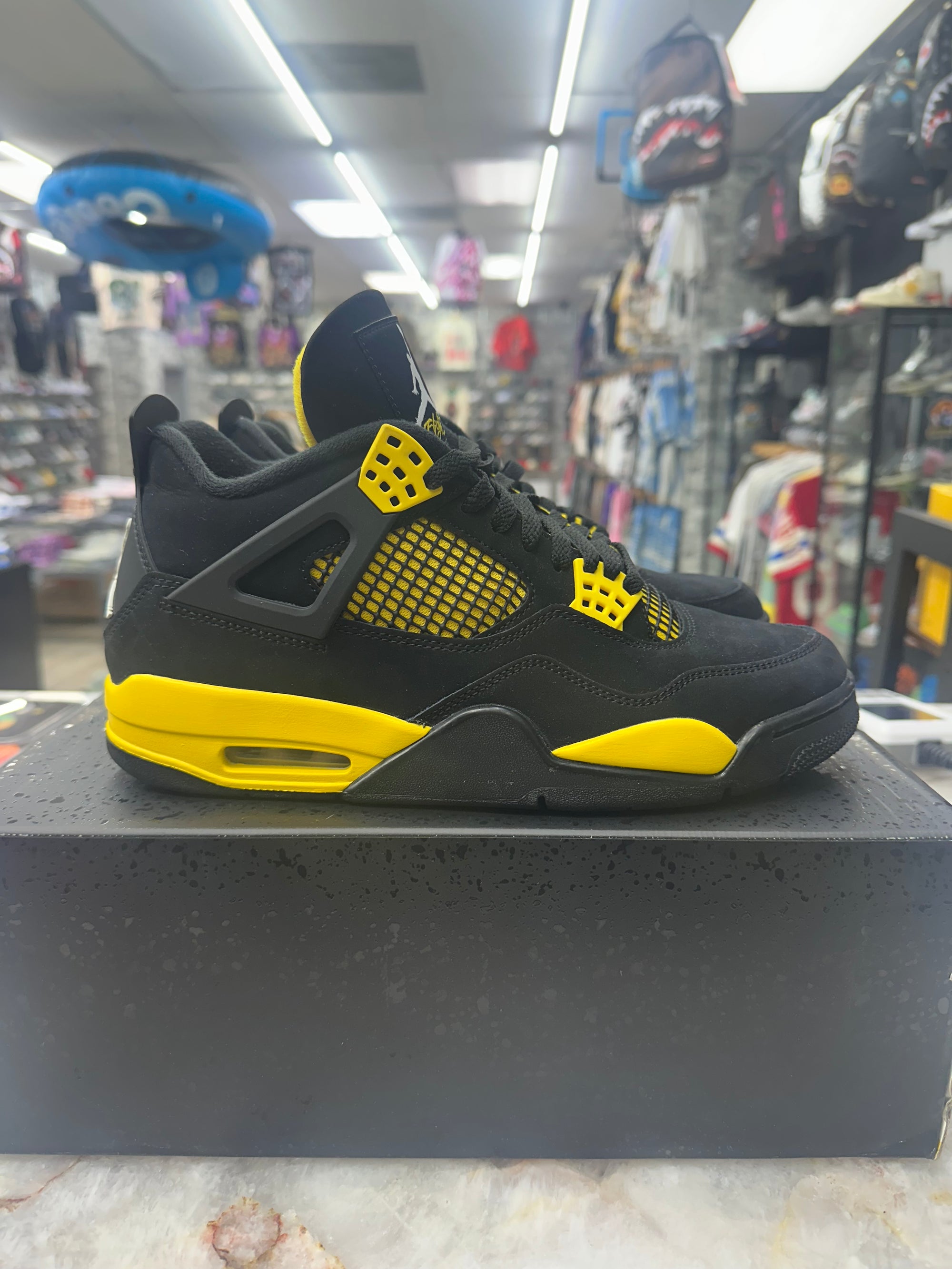Air Jordan Retro 4 "Thunder" *Size 9.5 Preowned* (DH6927-017)