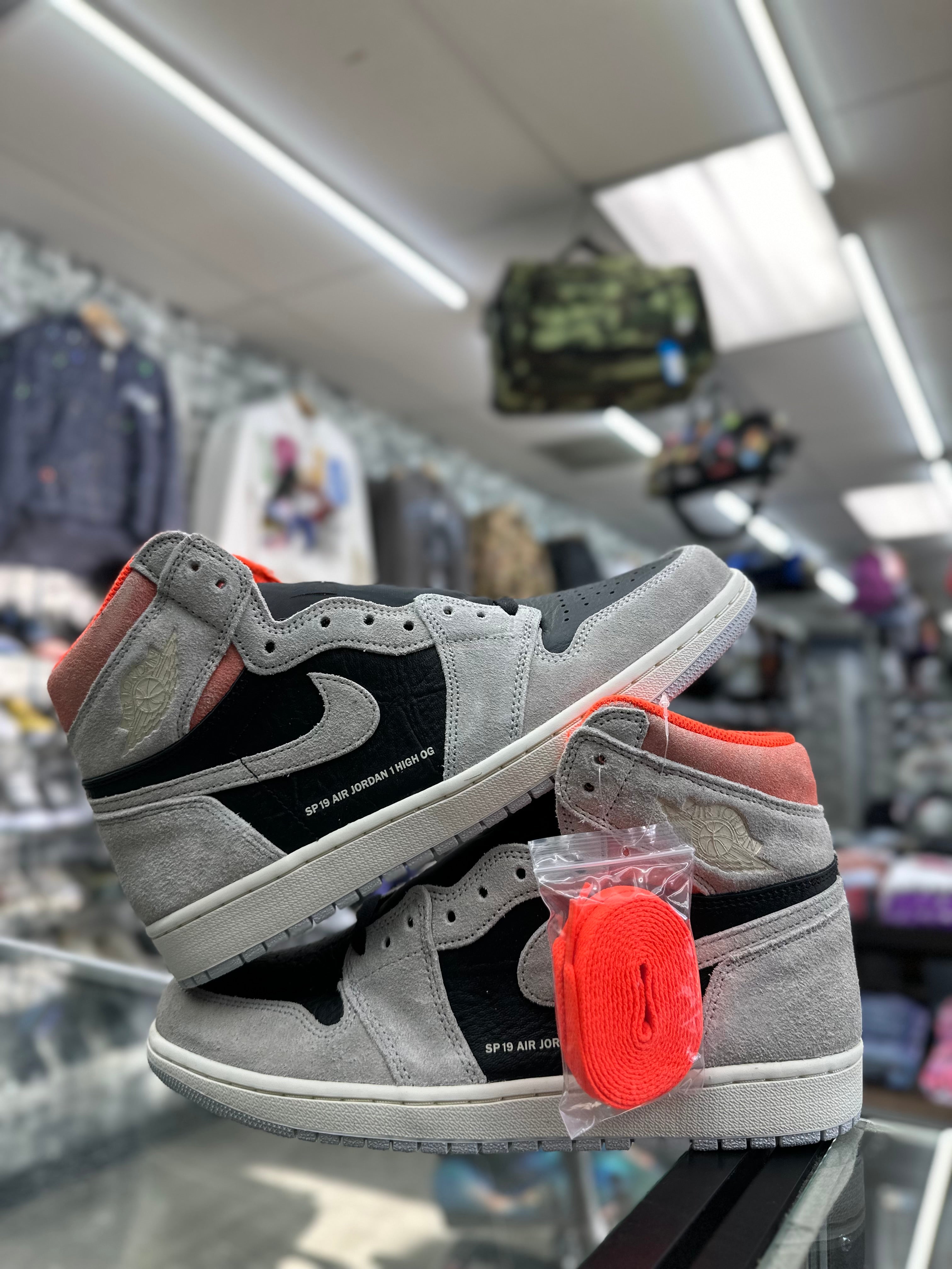 Air Jordan 1 ”Neutral Grey Hyper Crimson" (555088-018)