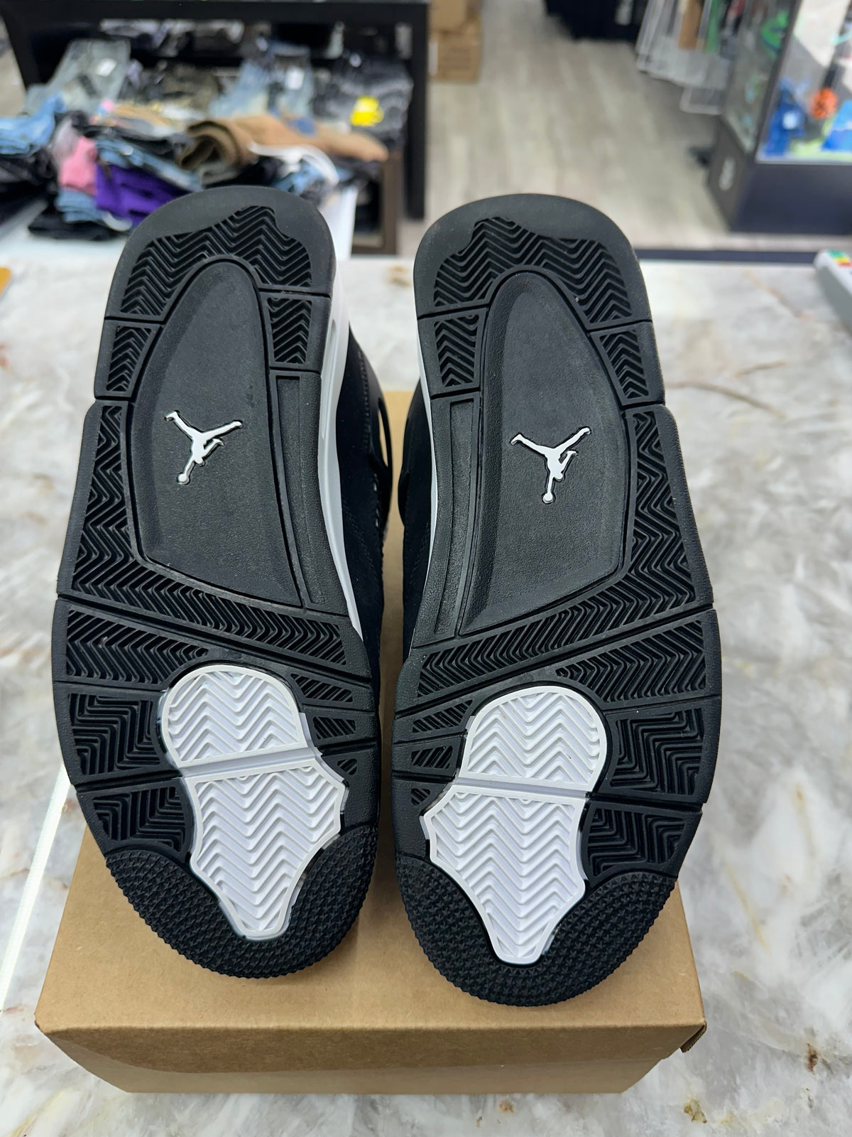 Air Jordan 4 Retro "White Thunder" *Size 8.5 Preowned* FQ8138-001