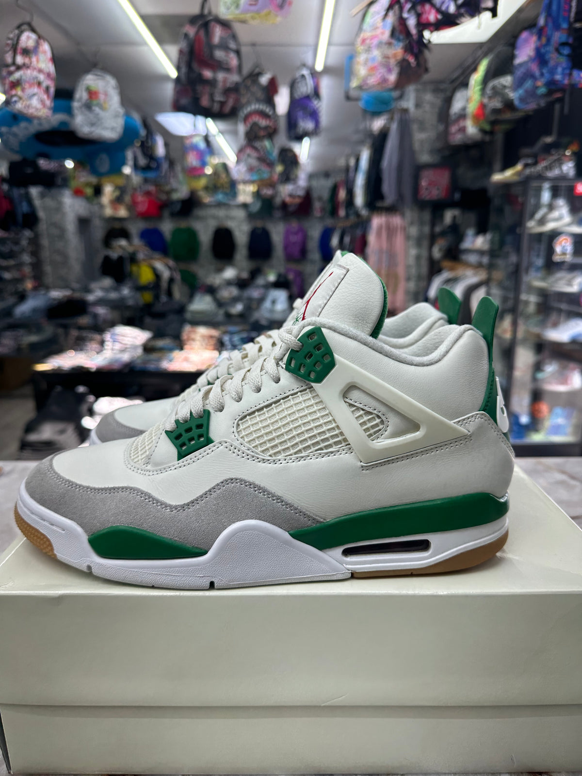 Air Jordan 4 Retro "Pine Green" *Size 11 Preowned* DR5415-103