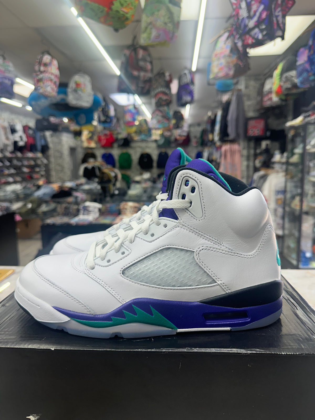 Air Jordan 5 Retro "Grape" *Size 9 Preowned* HQ7978-100