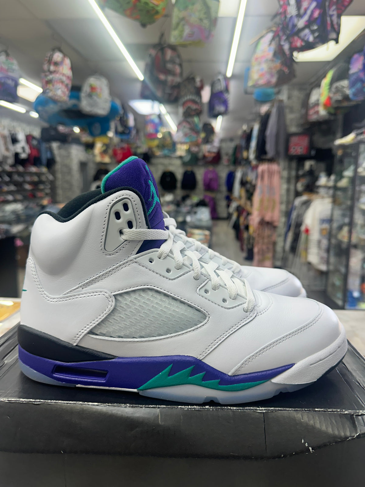 Air Jordan 5 Retro "Grape" *Size 9 Preowned* HQ7978-100
