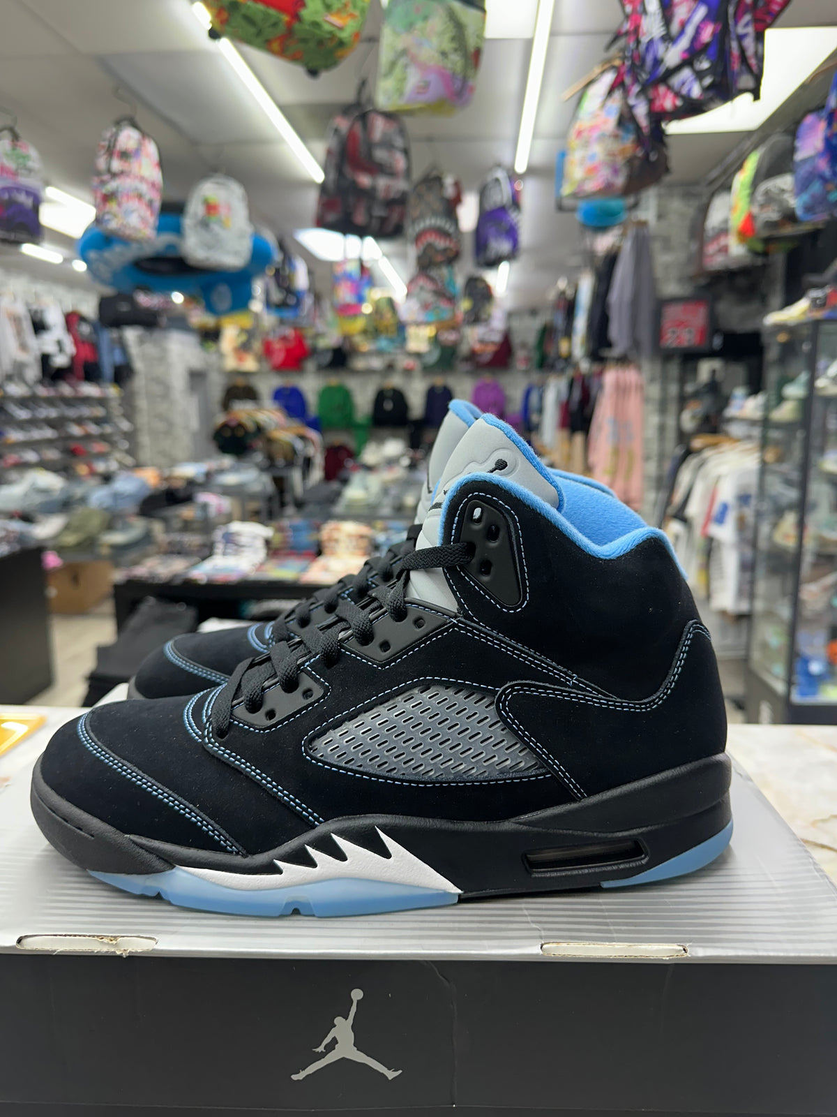 Air Jordan 5 Retro "Black University Blue" *Size 10.5 Preowned* DD0587-008