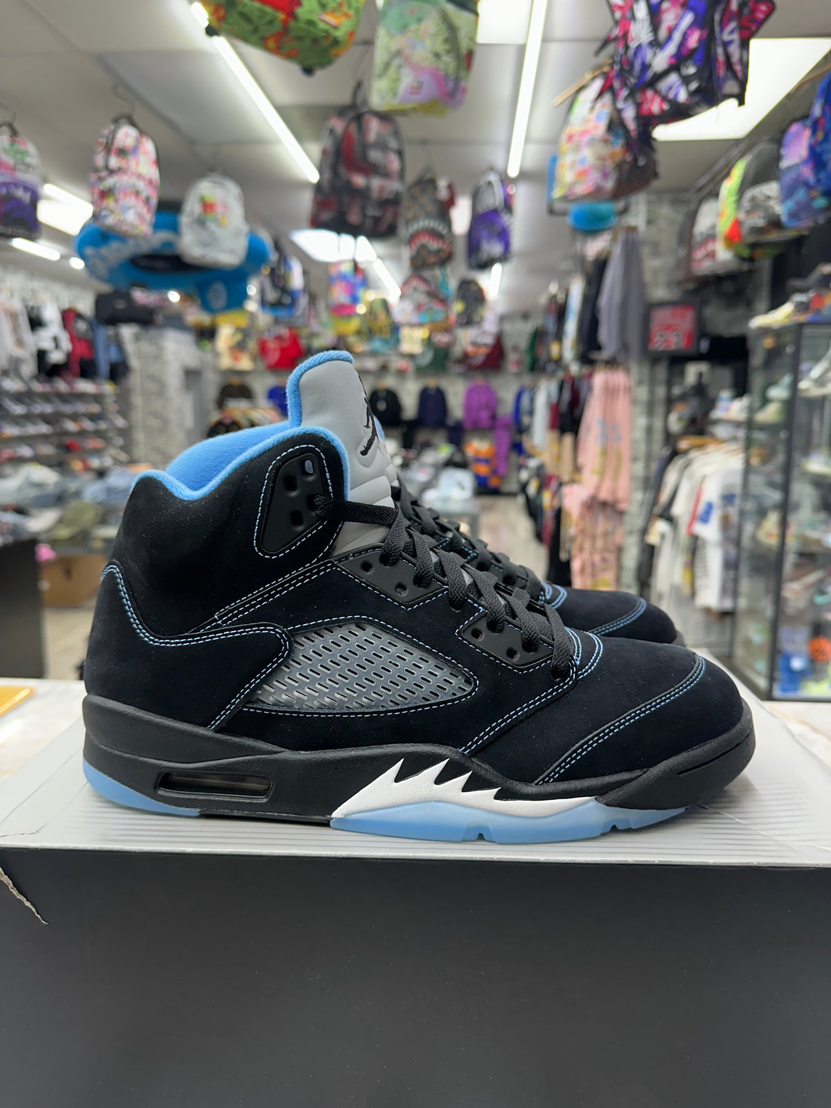 Air Jordan 5 Retro "Black University Blue" *Size 10.5 Preowned* DD0587-008